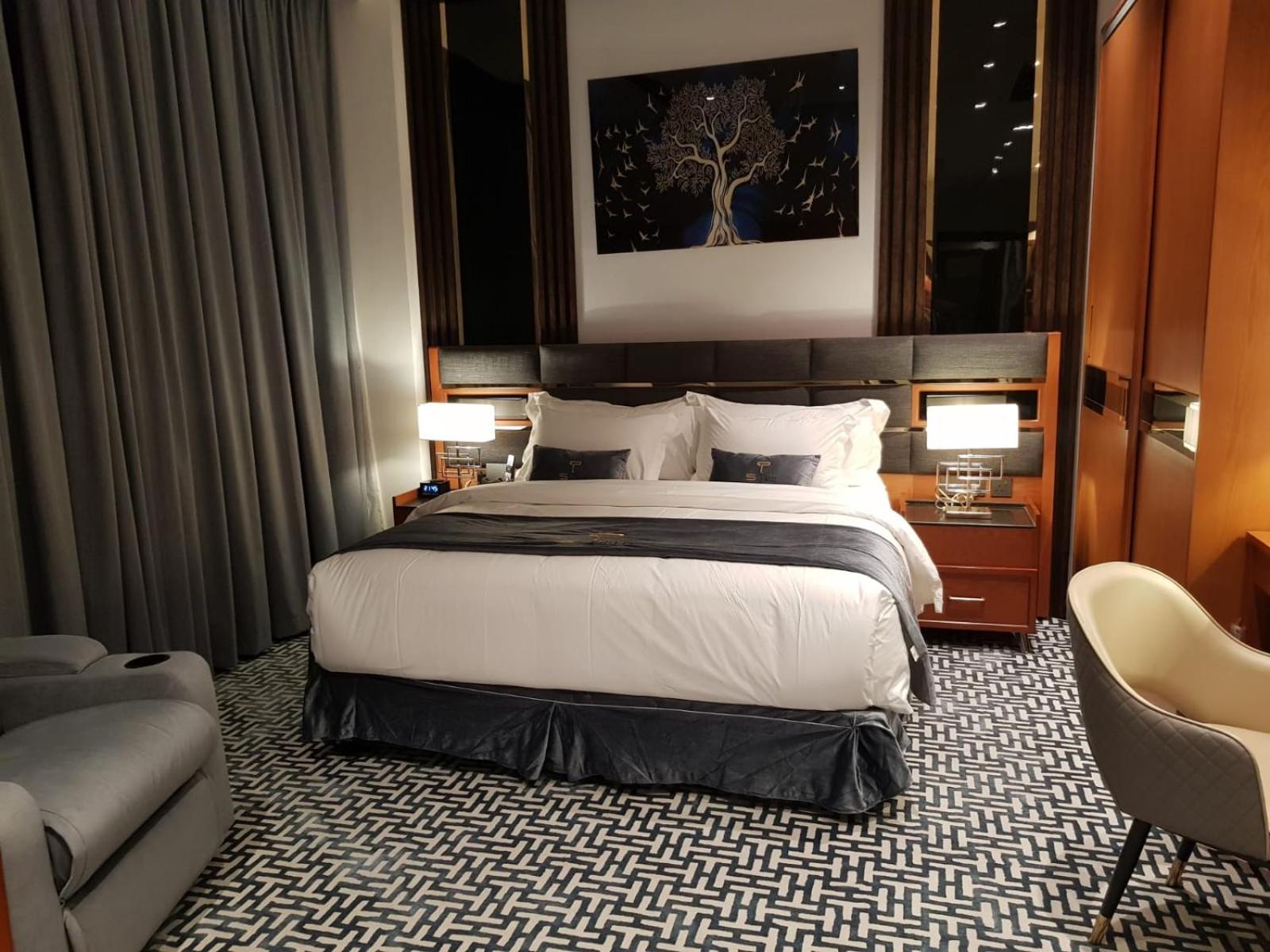 Executive Suite - Photo 4