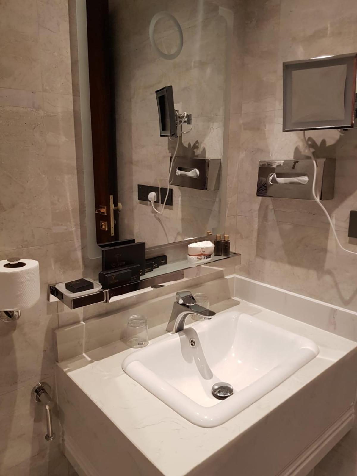 Executive Suite - Photo 3