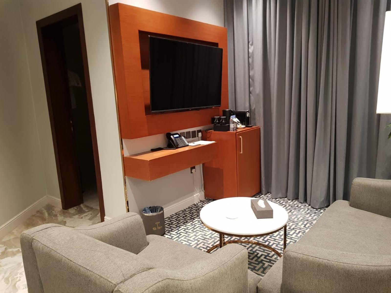 Executive Suite - Photo 1