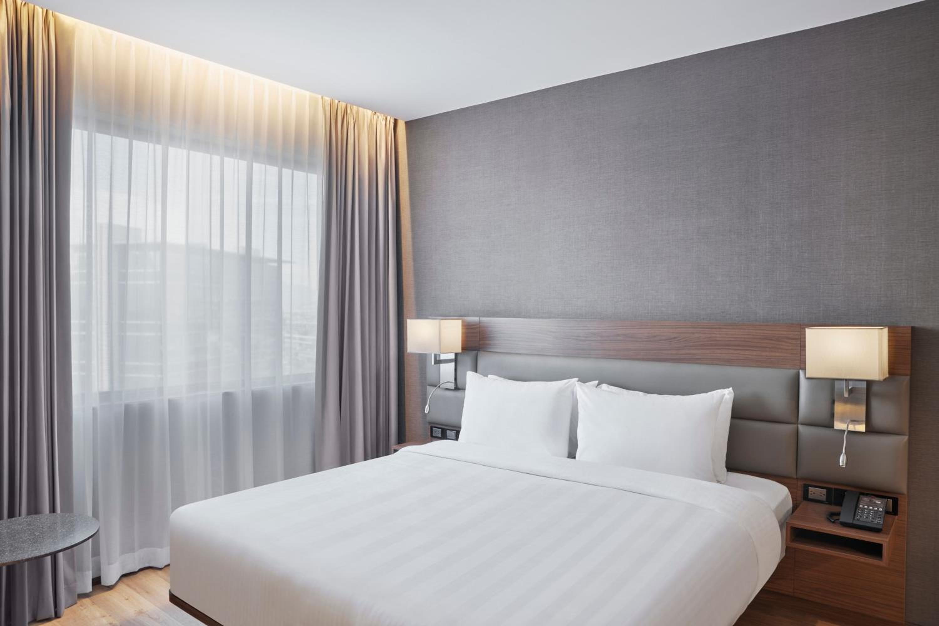 King Room with Sofa Bed and City View - Photo 2