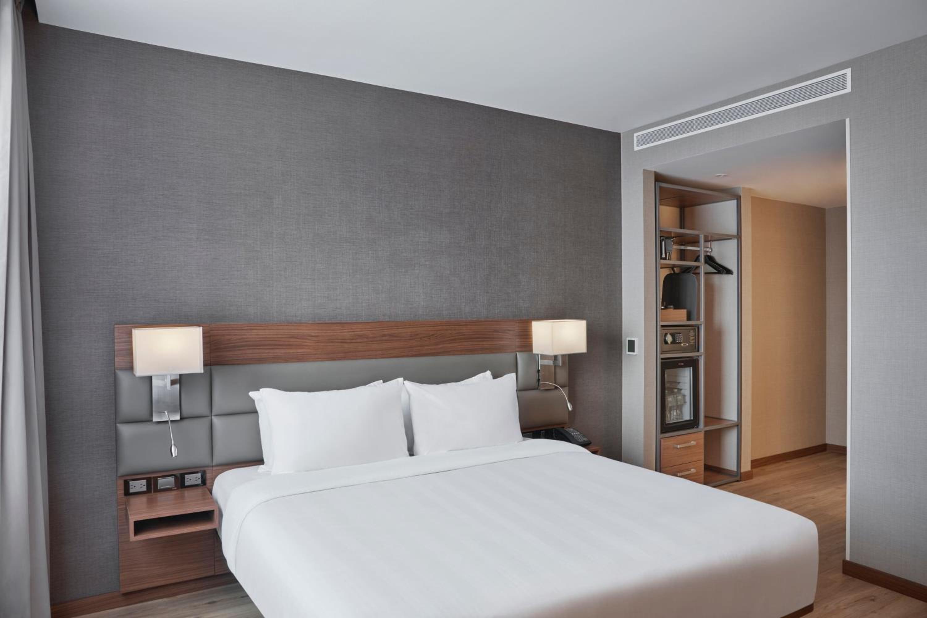 King Room with City View - Photo 8