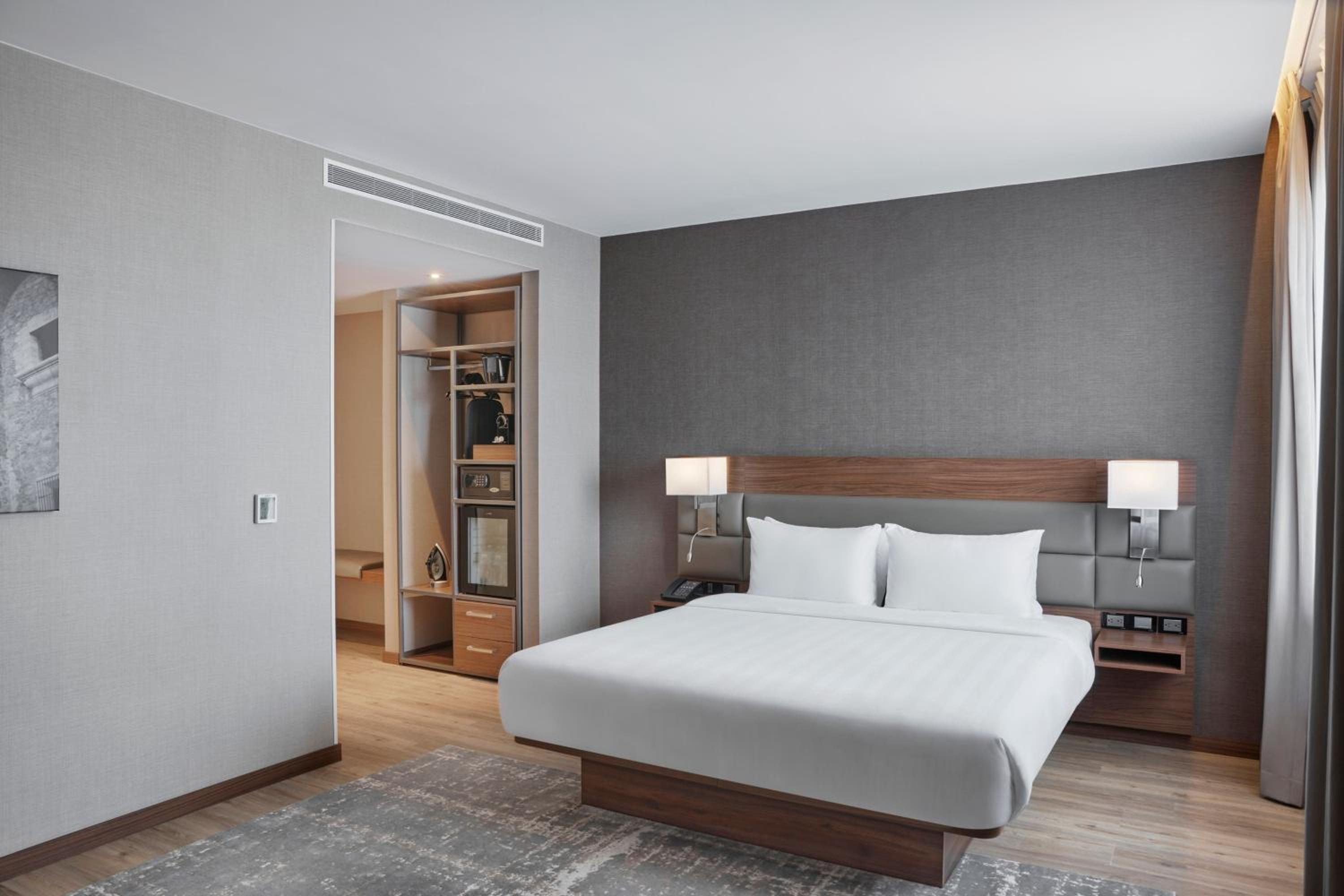 Large King Room with City View - Photo 3