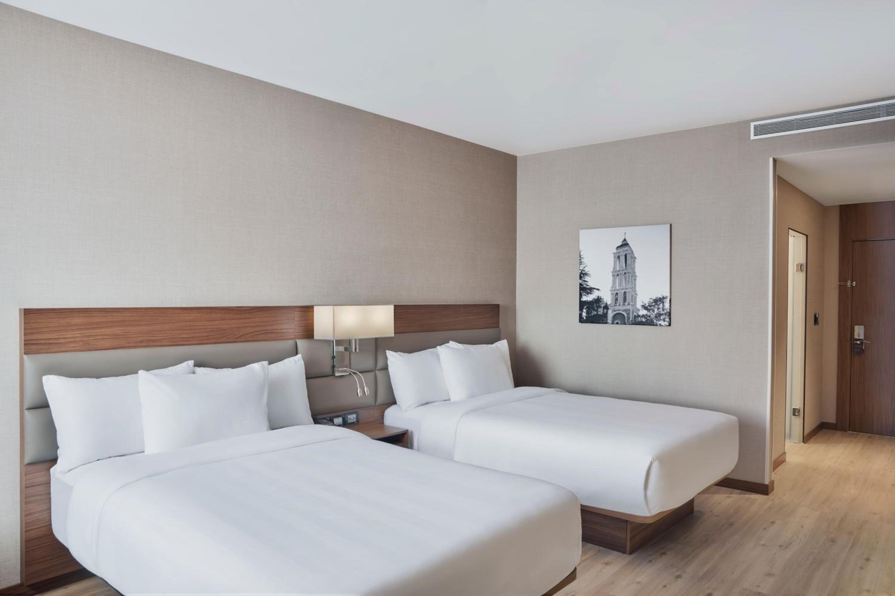Double Room with Two Double Beds and City View - Photo 4