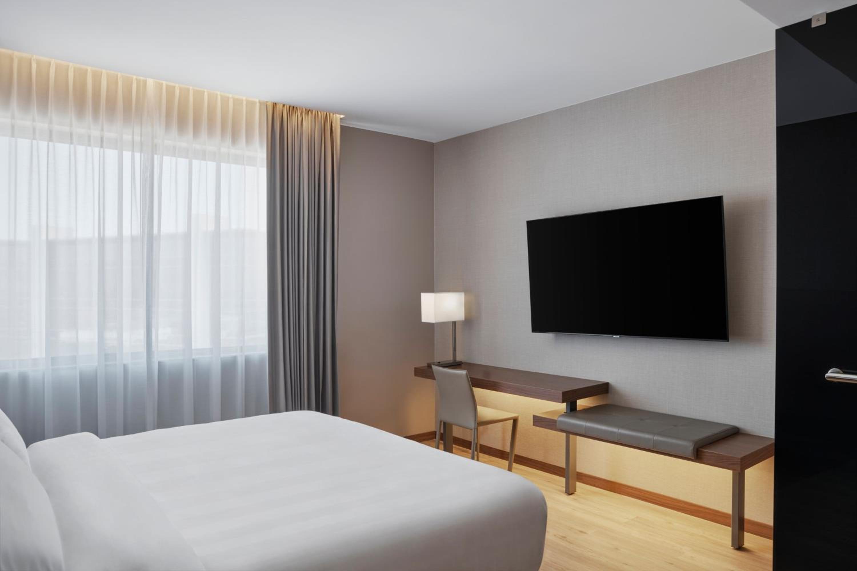 King Room with City View - Photo 7