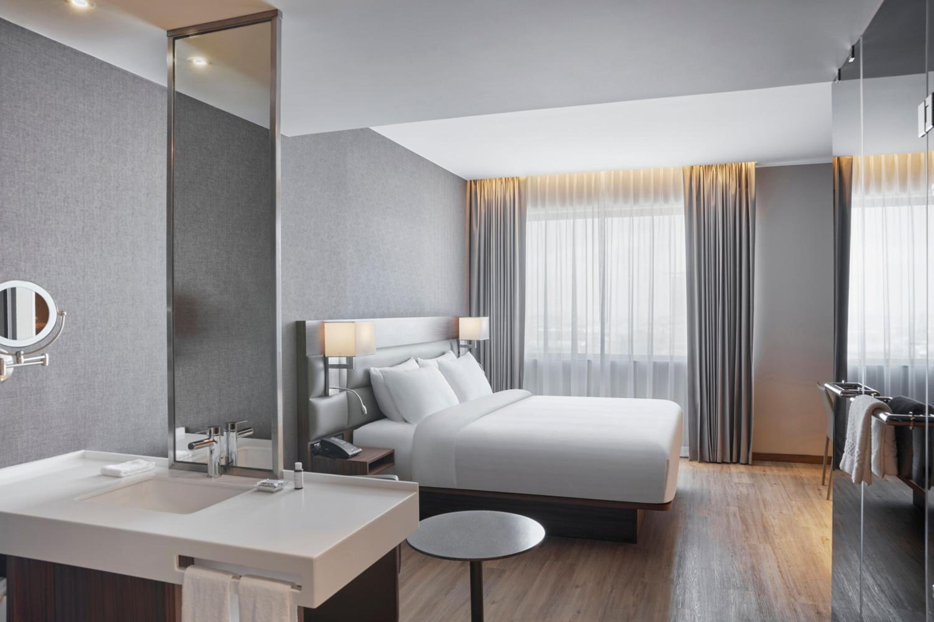 King Room with City View - Photo 6