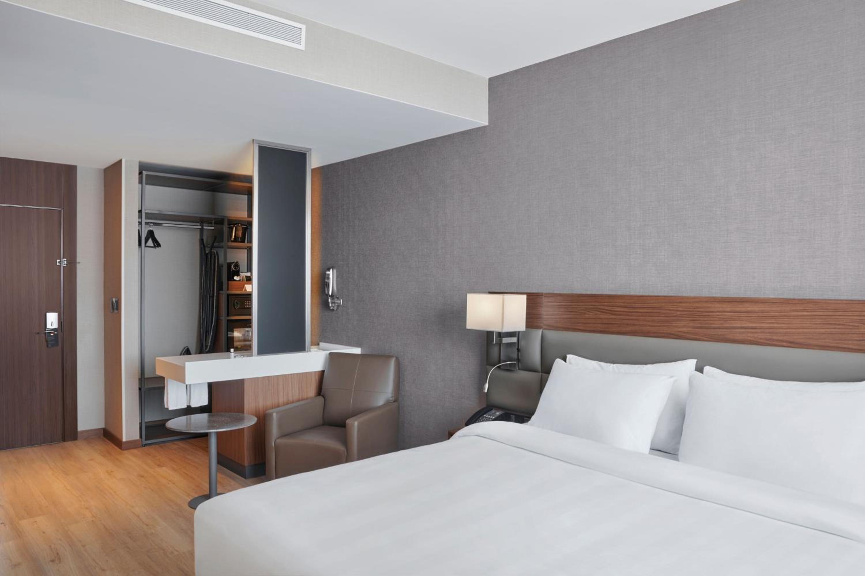 King Room with City View - Photo 5