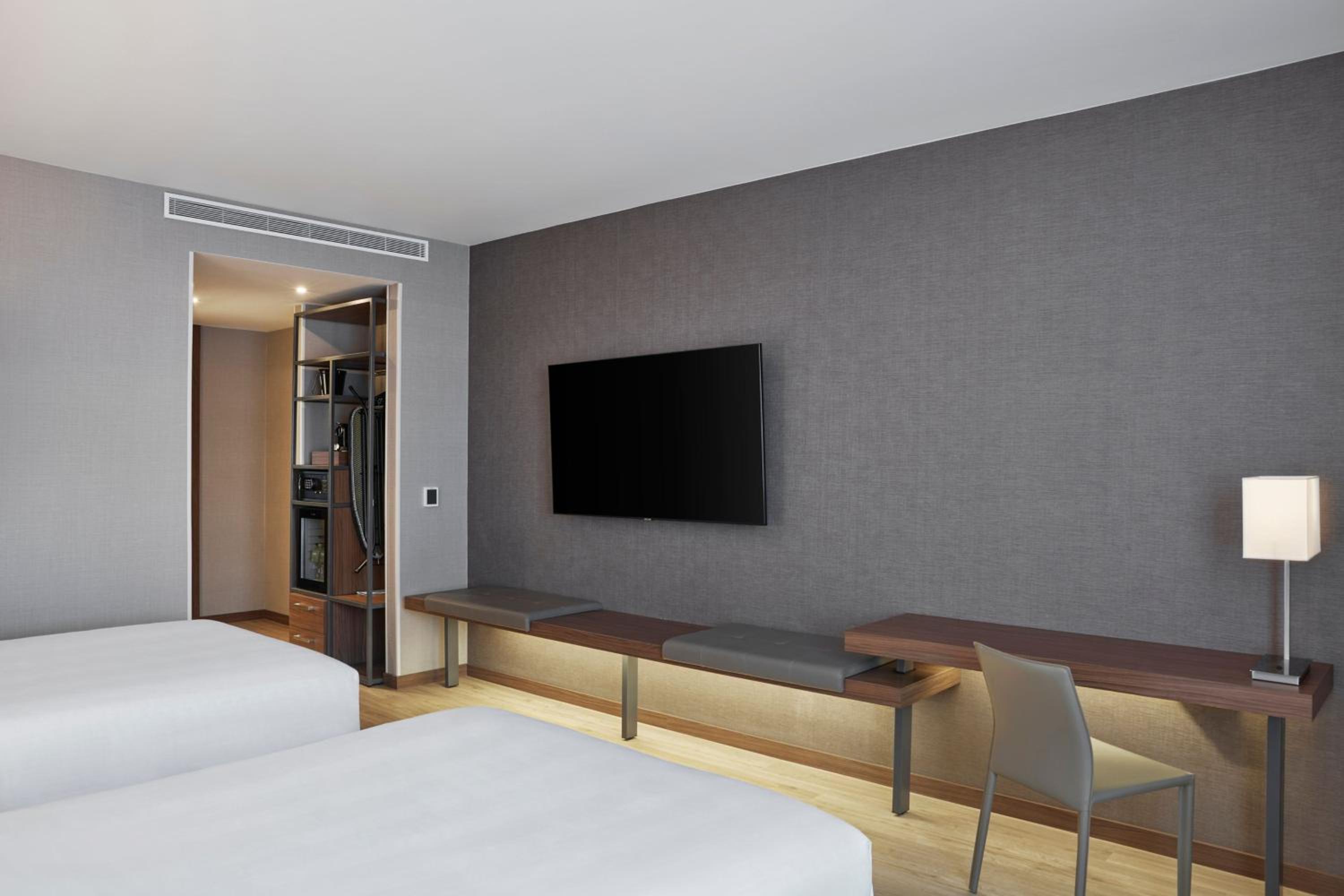 King Room with City View - Photo 4