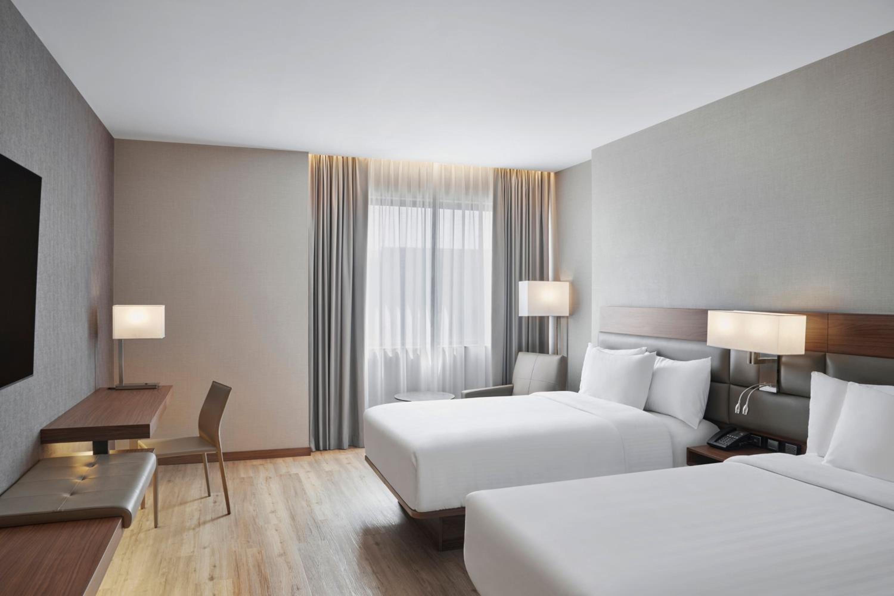 Double Room with Two Double Beds and City View - Photo 2