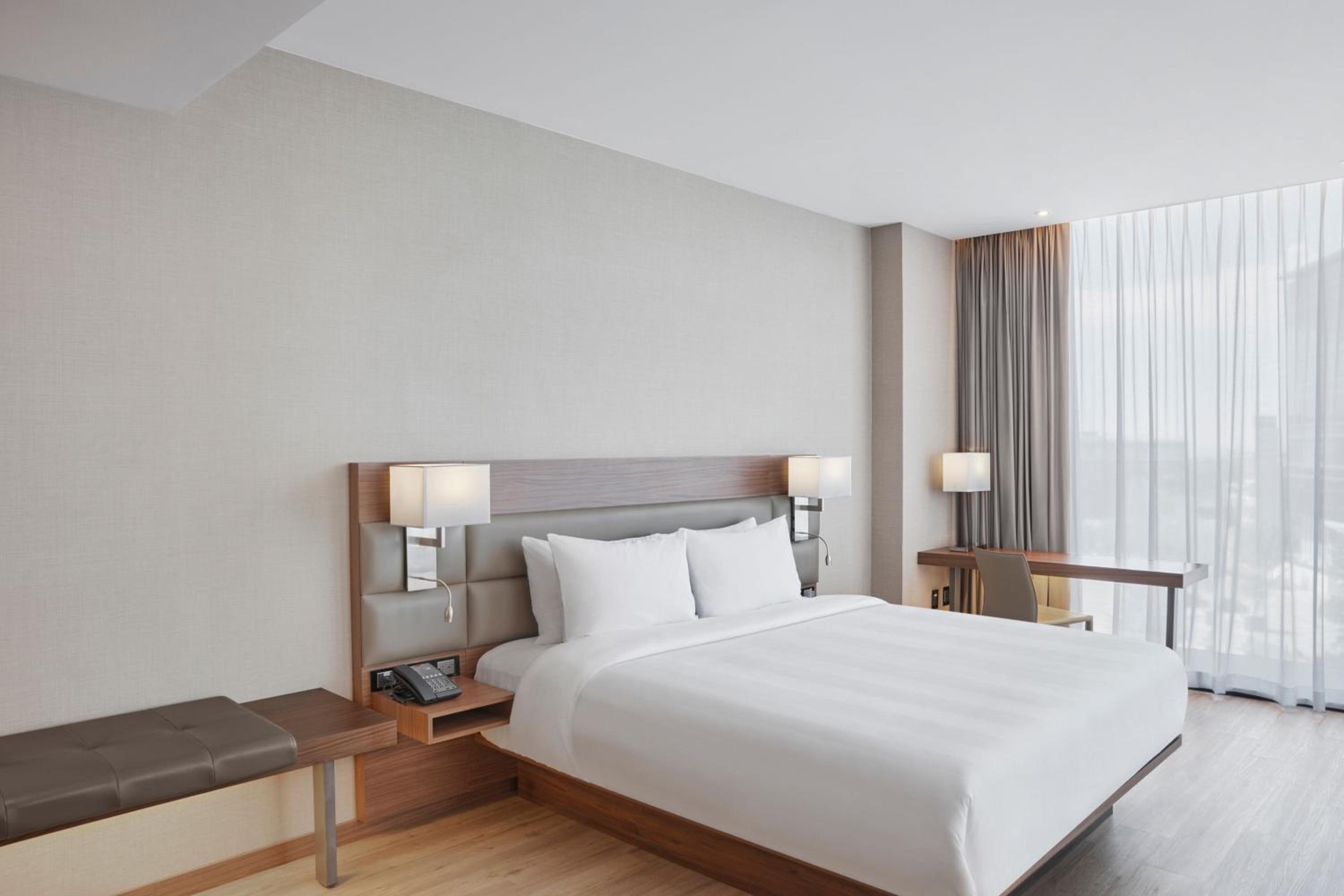 One-Bedroom King Suite with Sofa Bed and City View - Photo 12