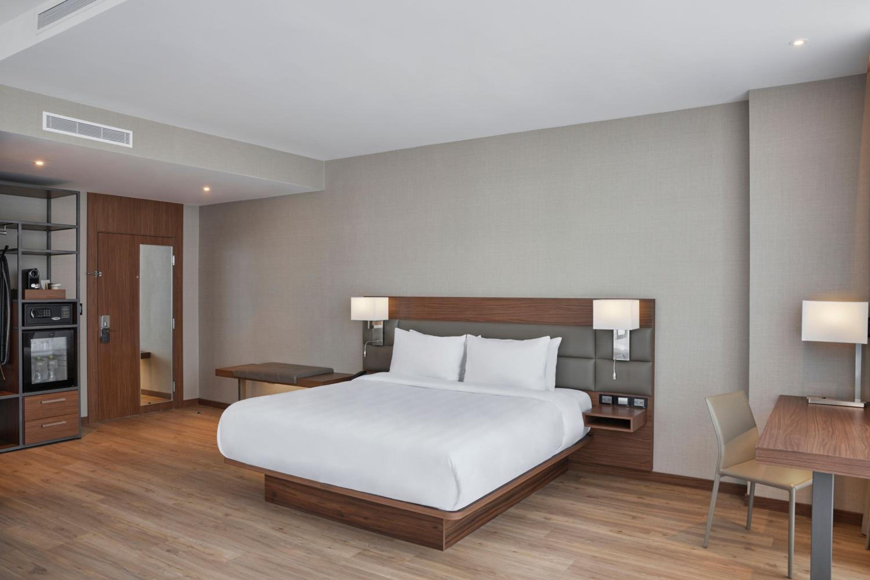 One-Bedroom King Suite with Sofa Bed and City View - Photo 11
