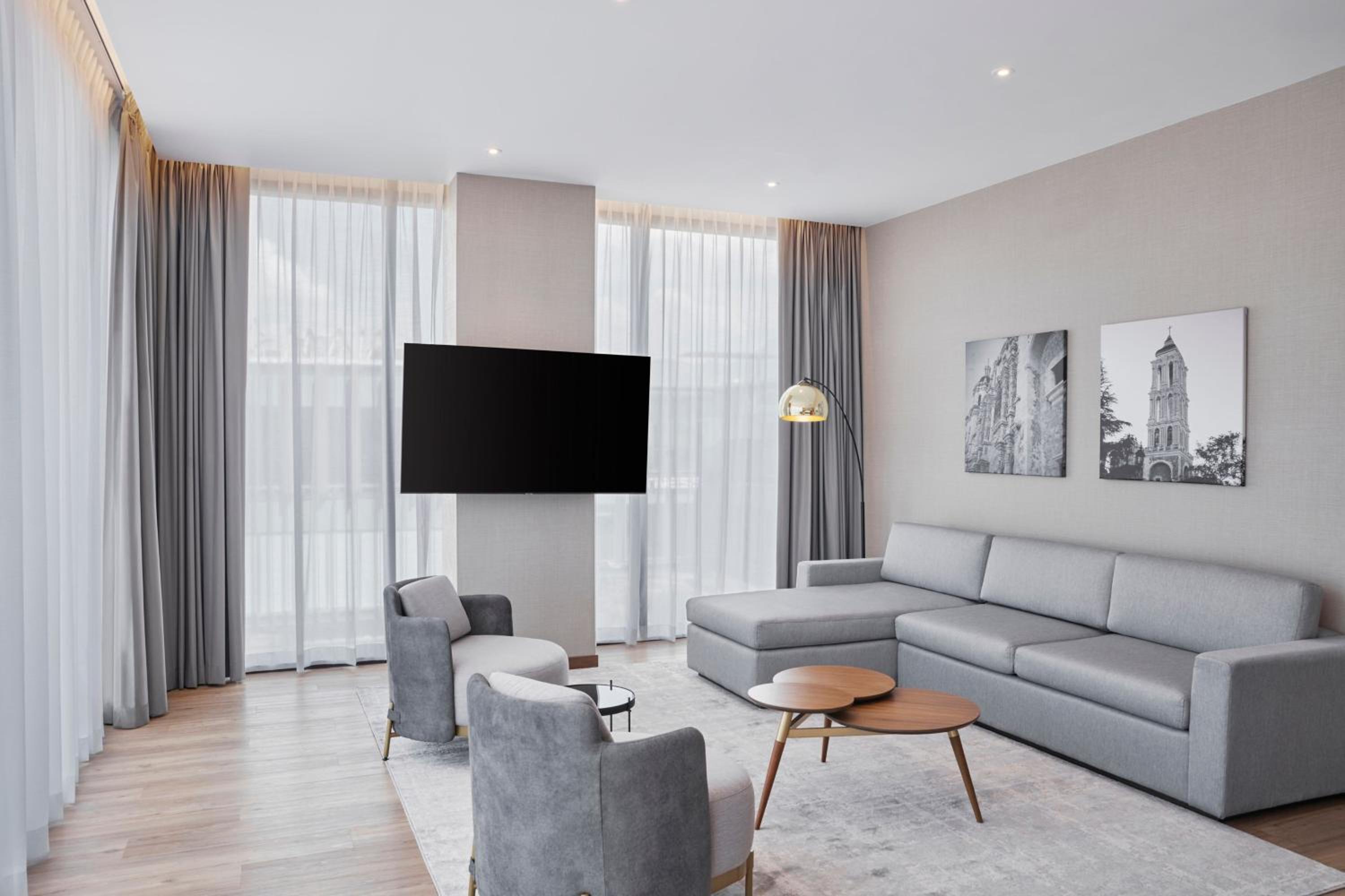 One-Bedroom King Suite with Sofa Bed and City View - Photo 10