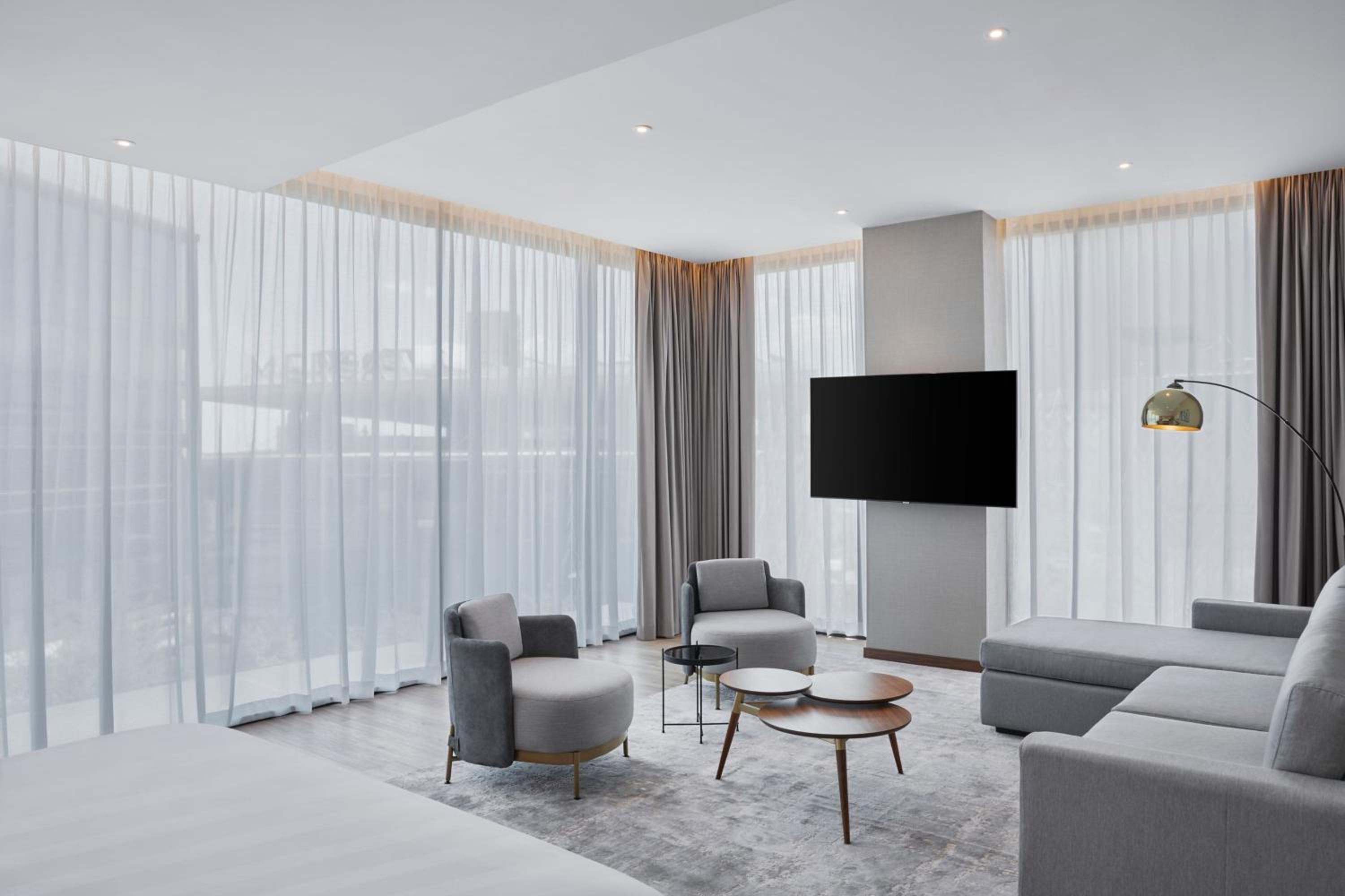 One-Bedroom King Suite with Sofa Bed and City View - Photo 7