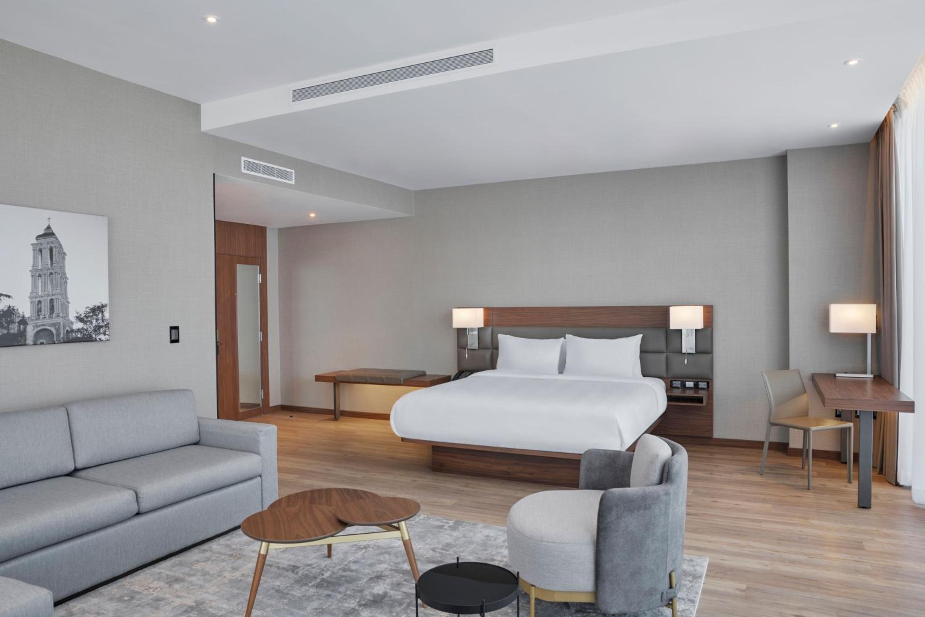 One-Bedroom King Suite with Sofa Bed and City View - Photo 5