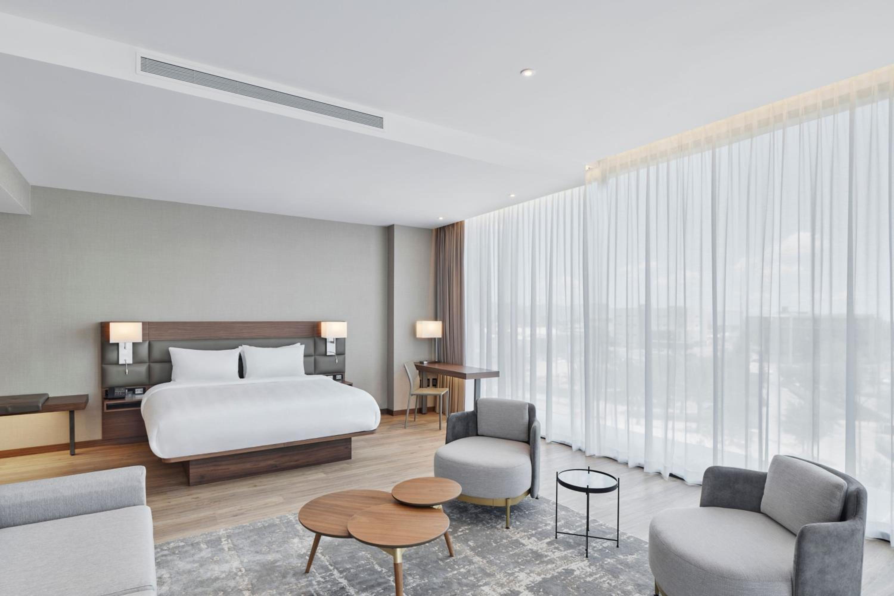 One-Bedroom King Suite with Sofa Bed and City View - Photo 4