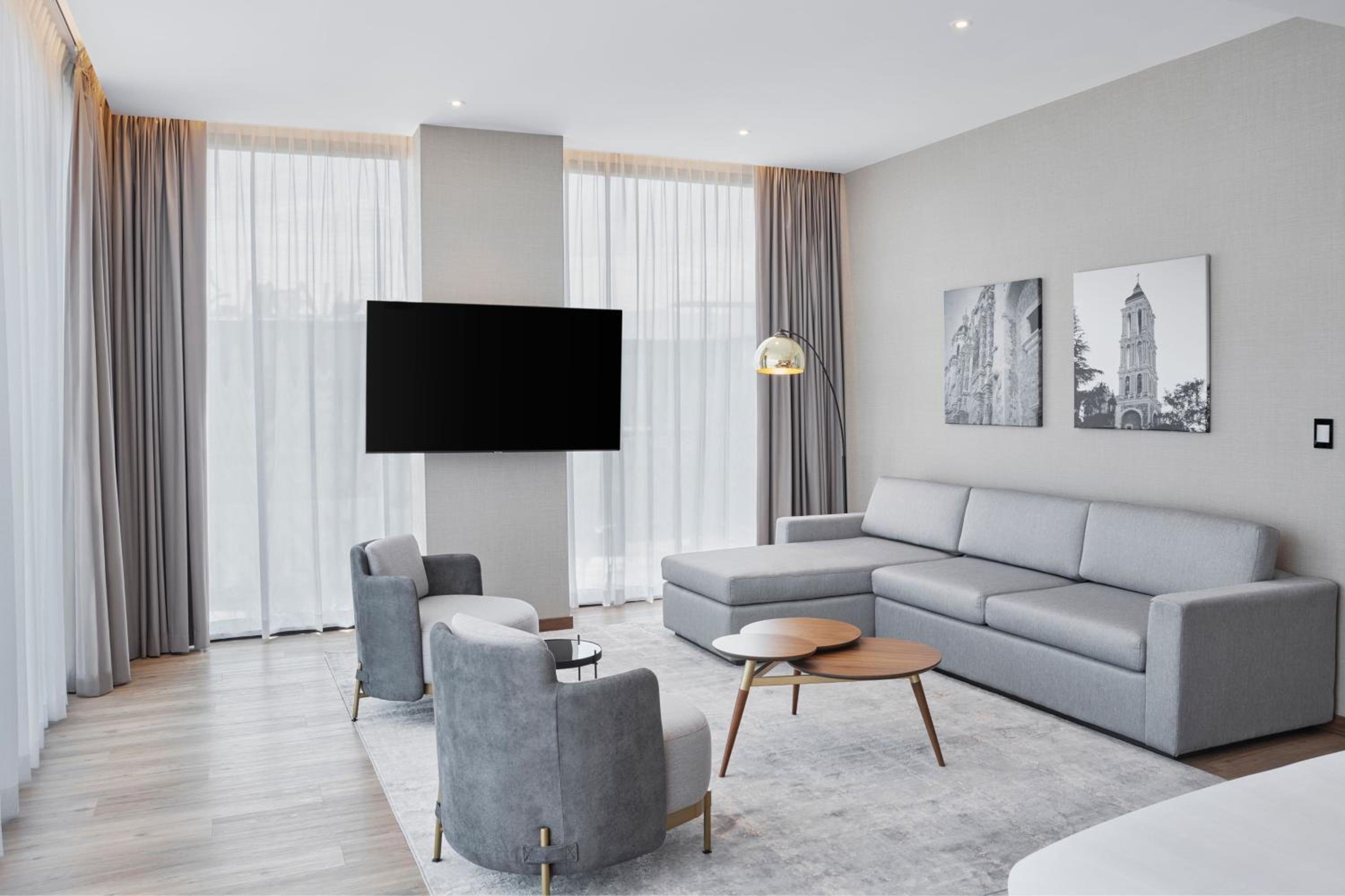 One-Bedroom King Suite with Sofa Bed and City View - Photo 6