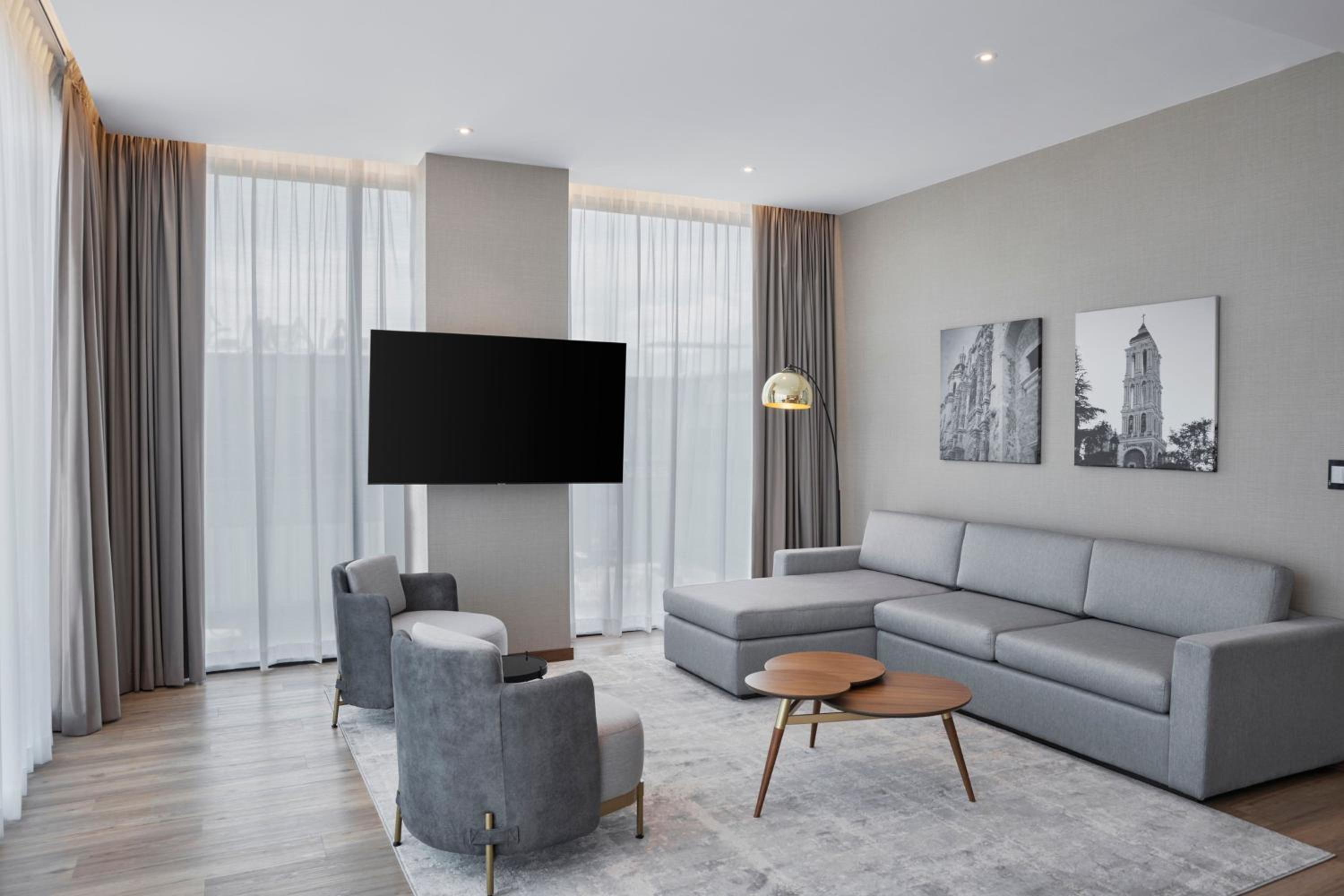 One-Bedroom King Suite with Sofa Bed and City View - Photo 3