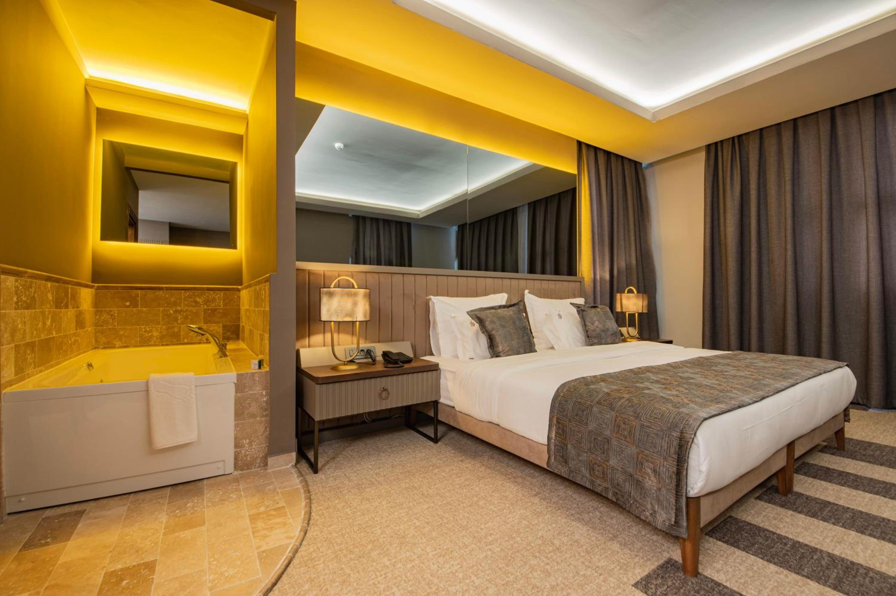 Suite - Photo 11