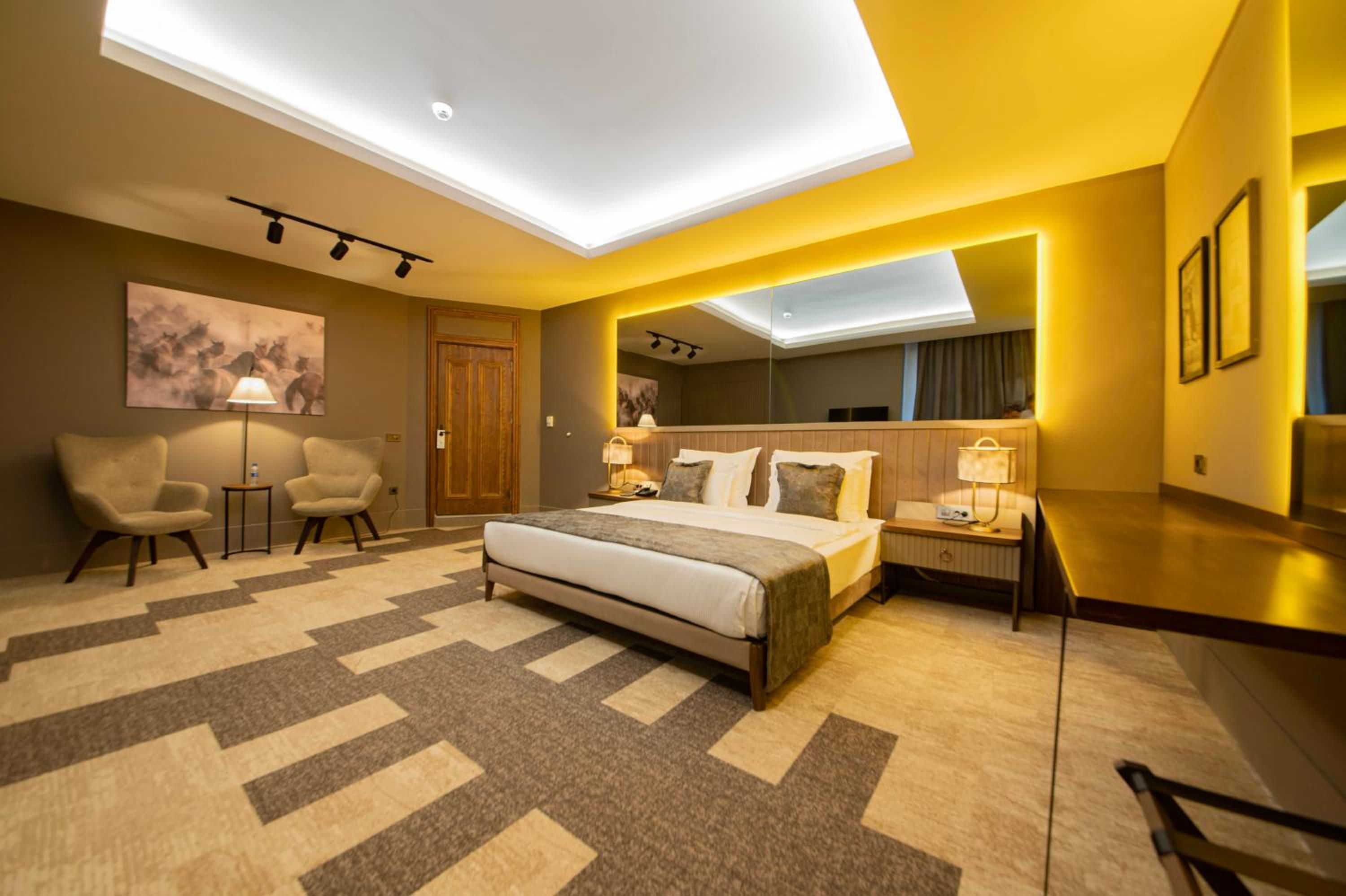 Suite - Photo 13