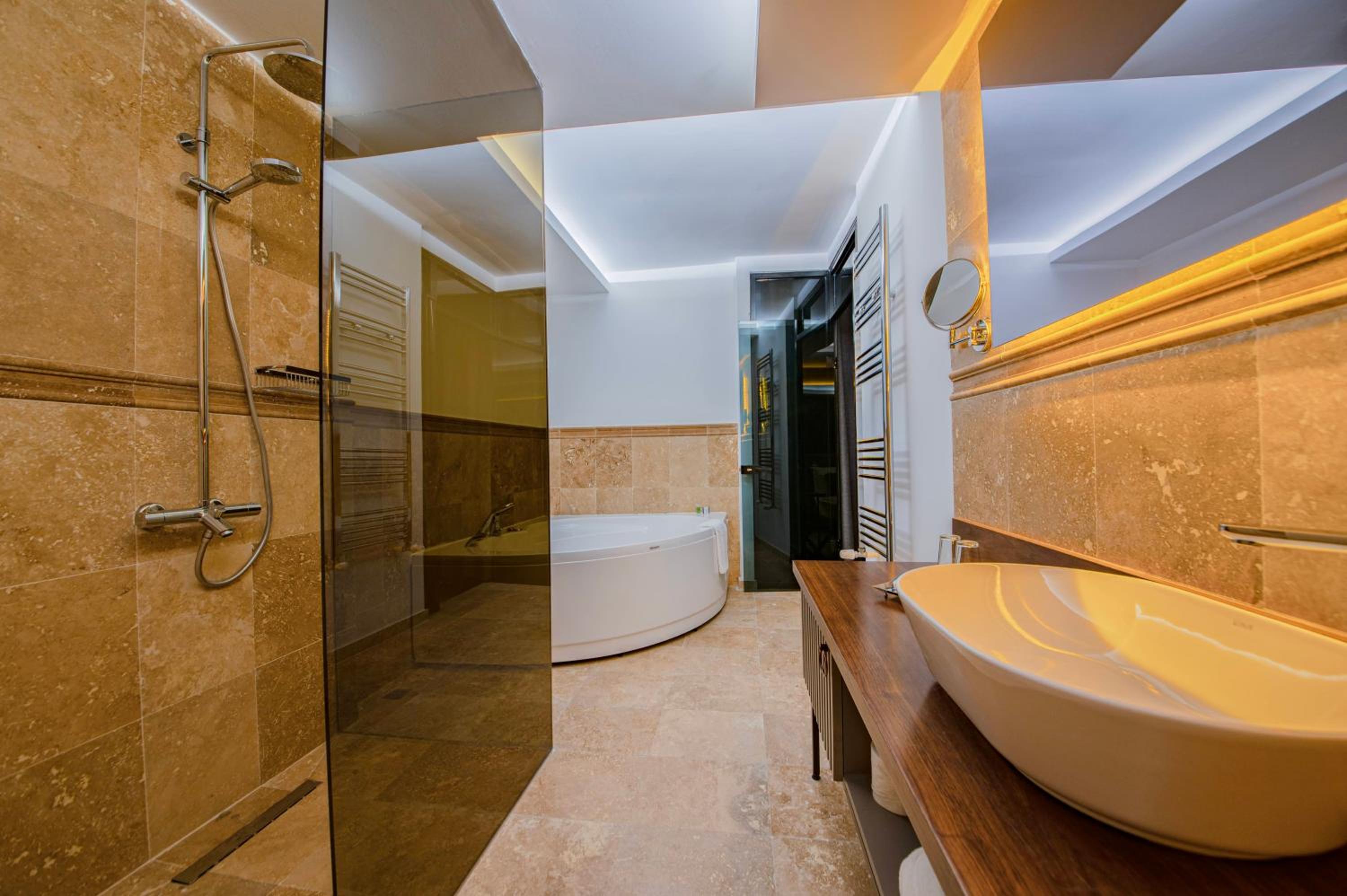 Suite - Photo 14