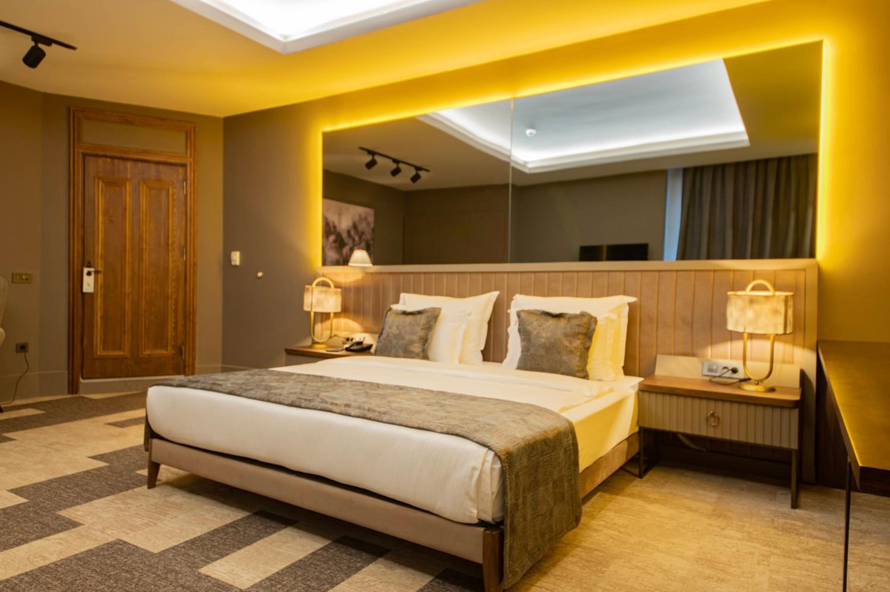 Suite - Photo 15