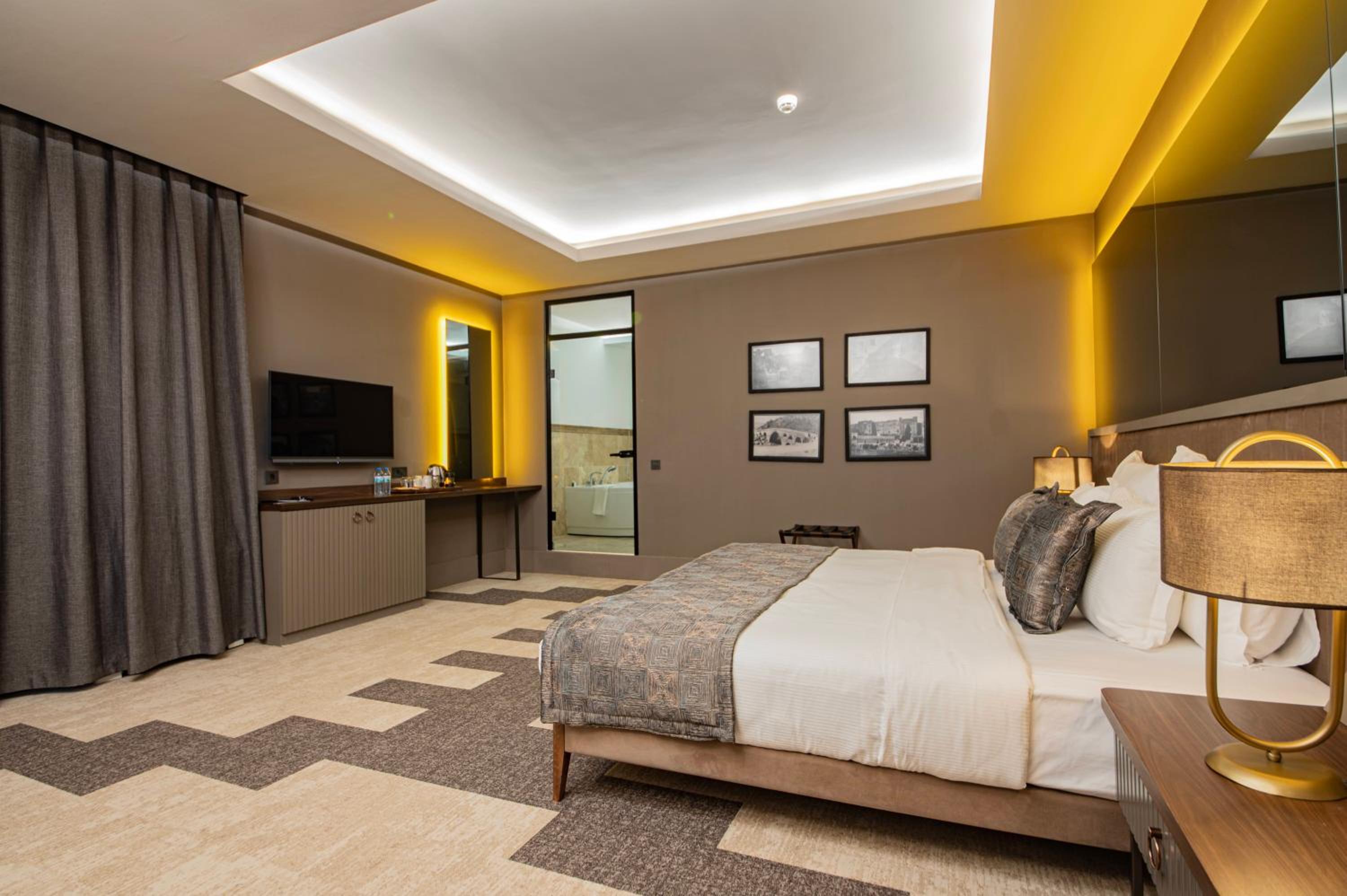 Suite - Photo 16