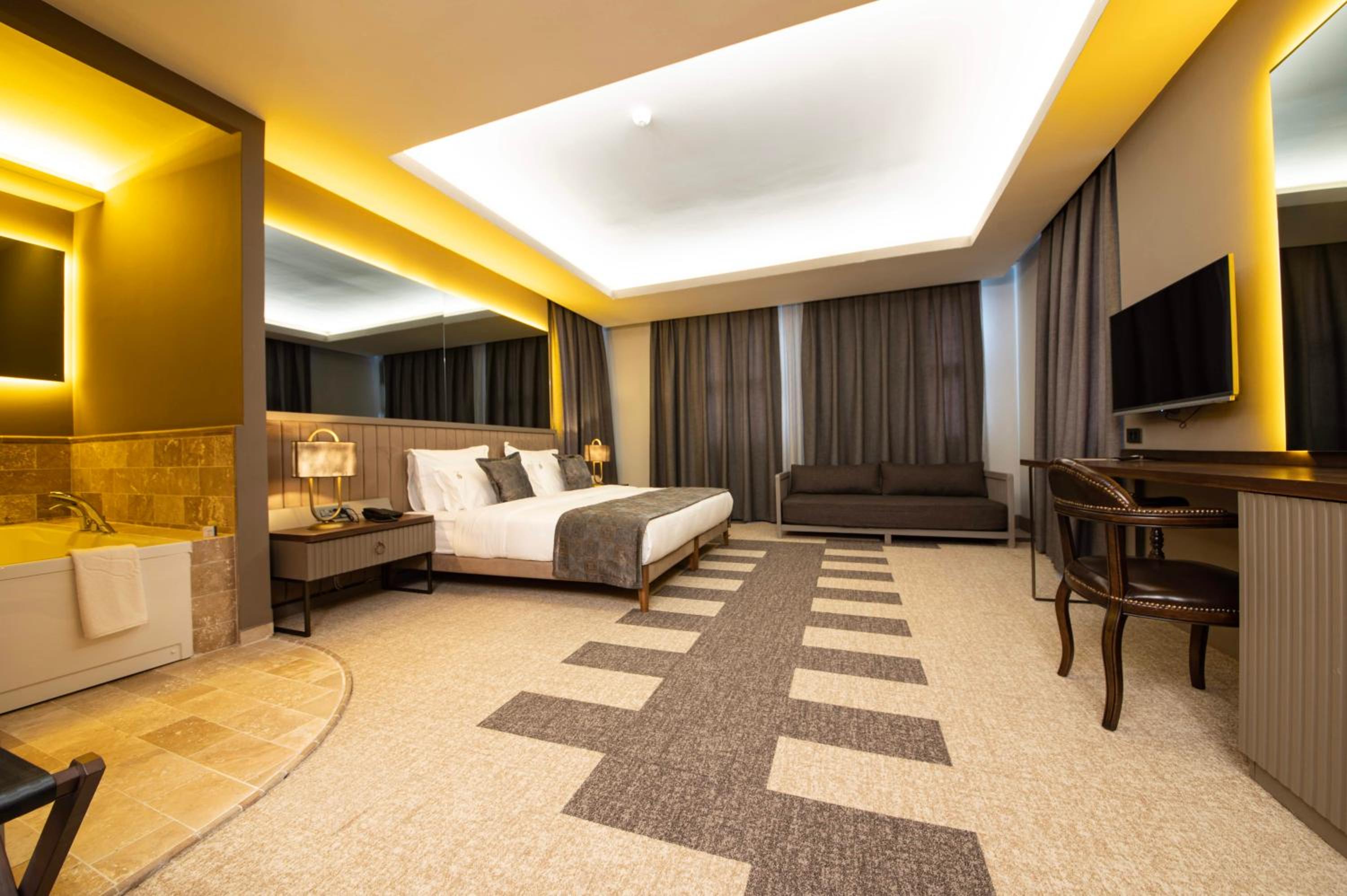 Suite - Photo 26