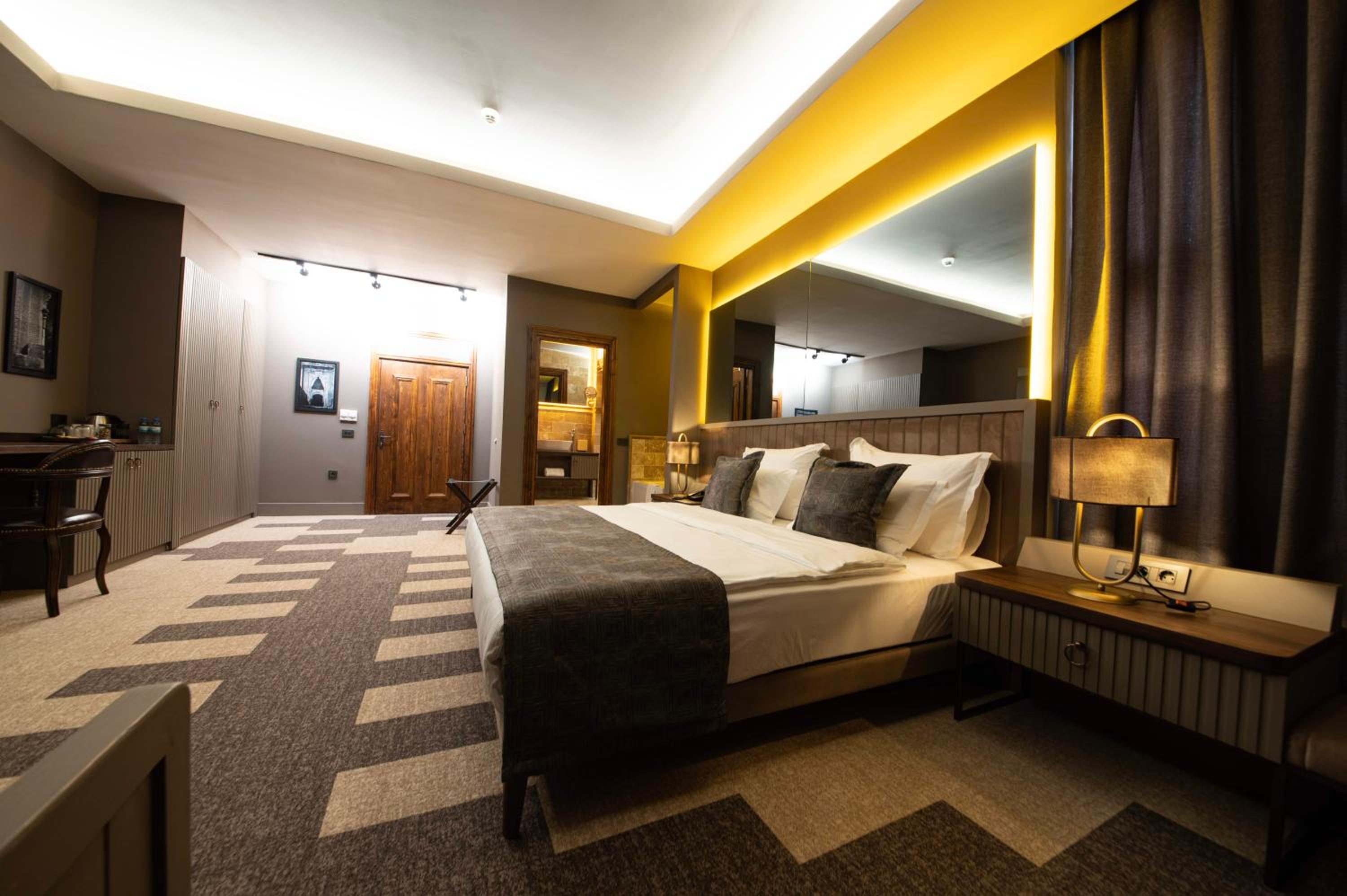 Suite - Photo 25
