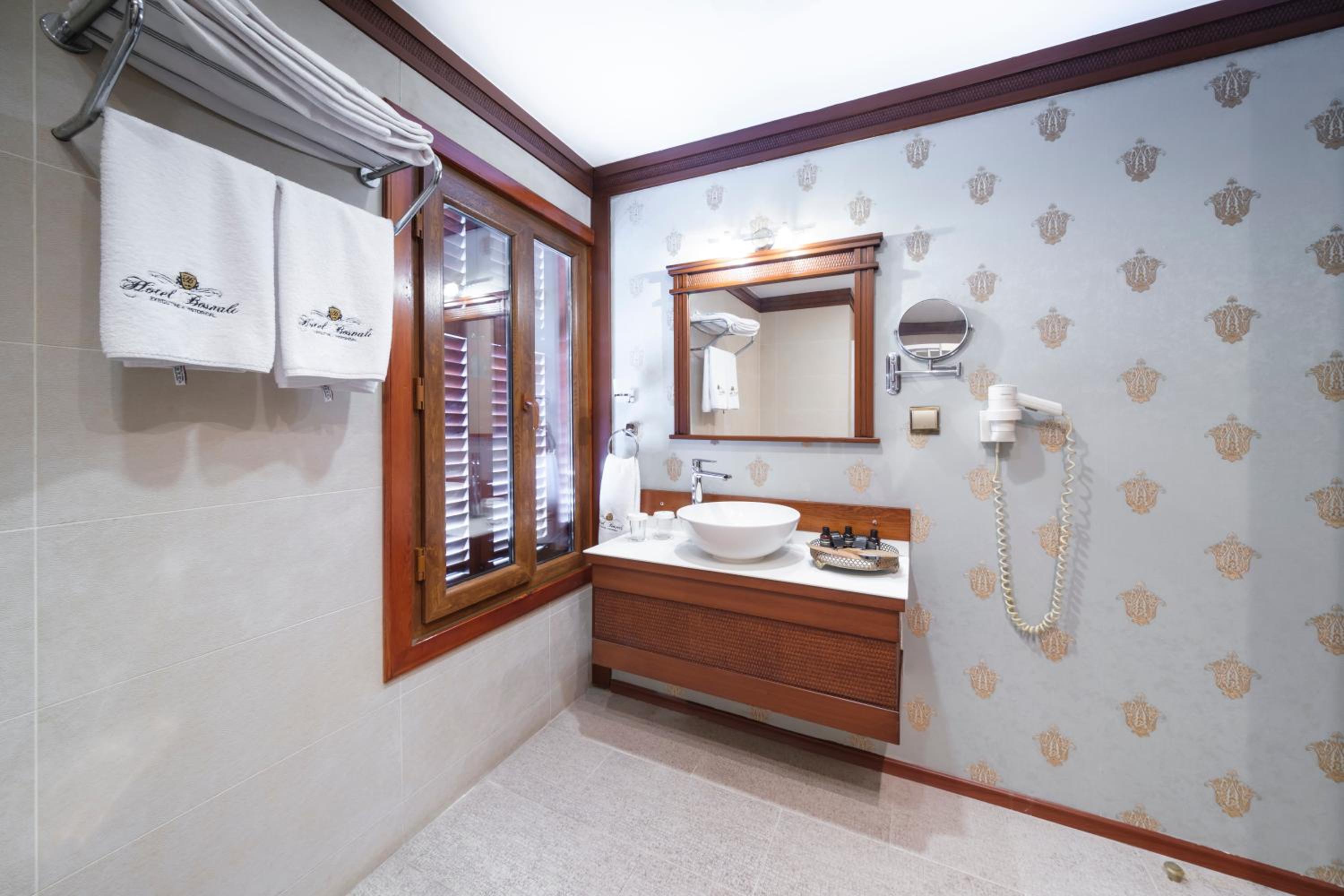 Standard Twin Room - Photo 4