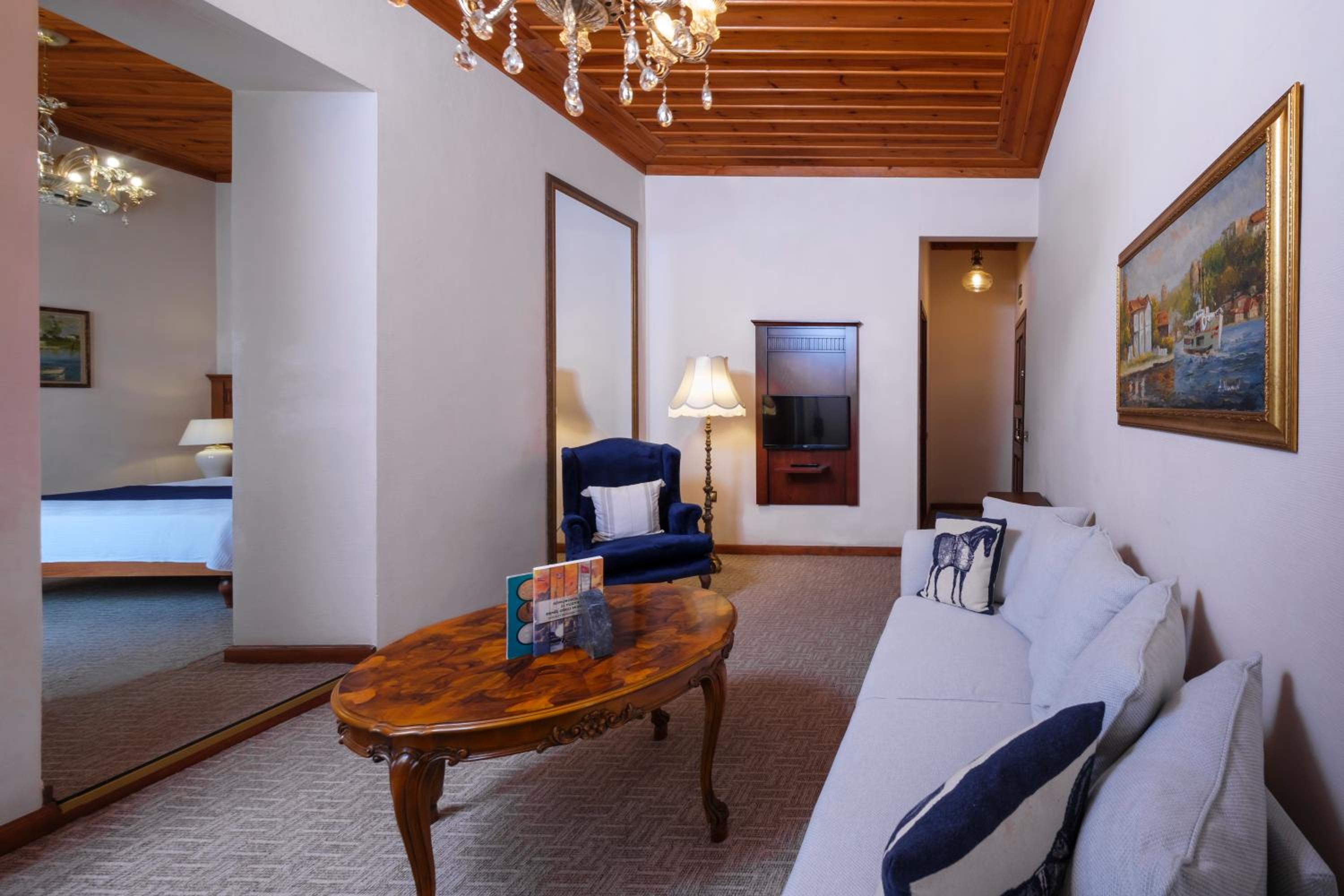 Suite with Balcony - Photo 2