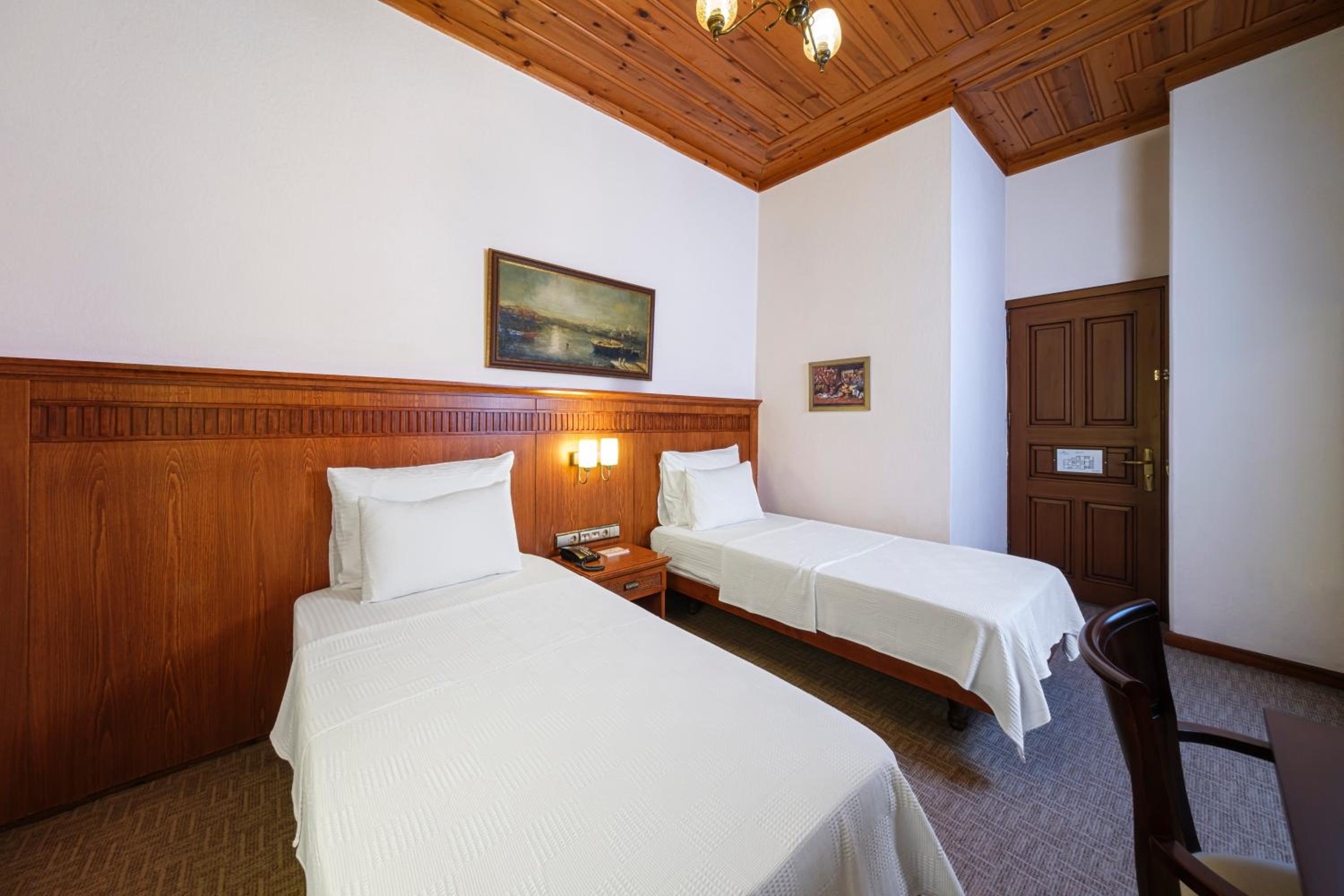 Standard Twin Room - Photo 1