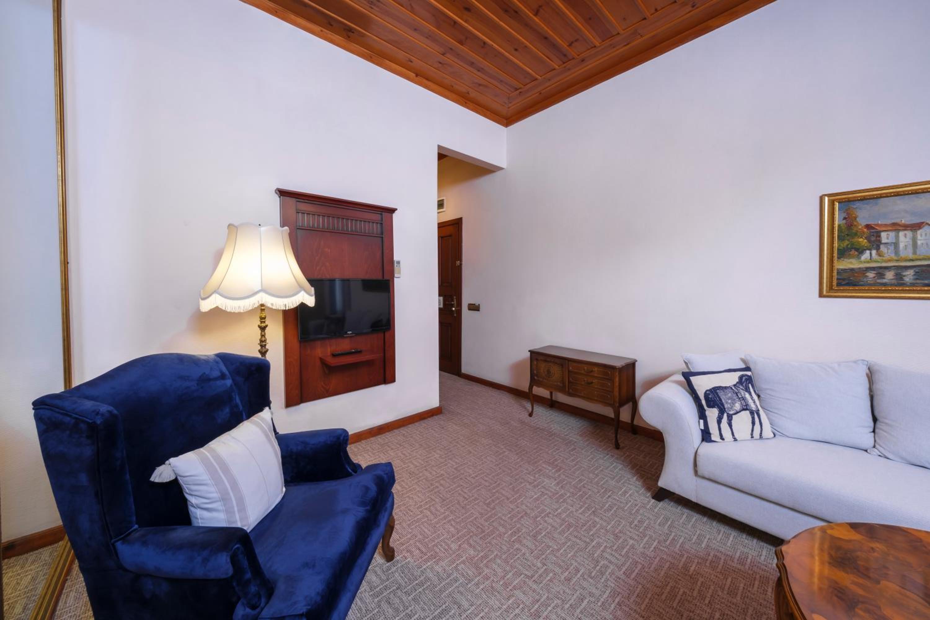 Suite with Balcony - Photo 10