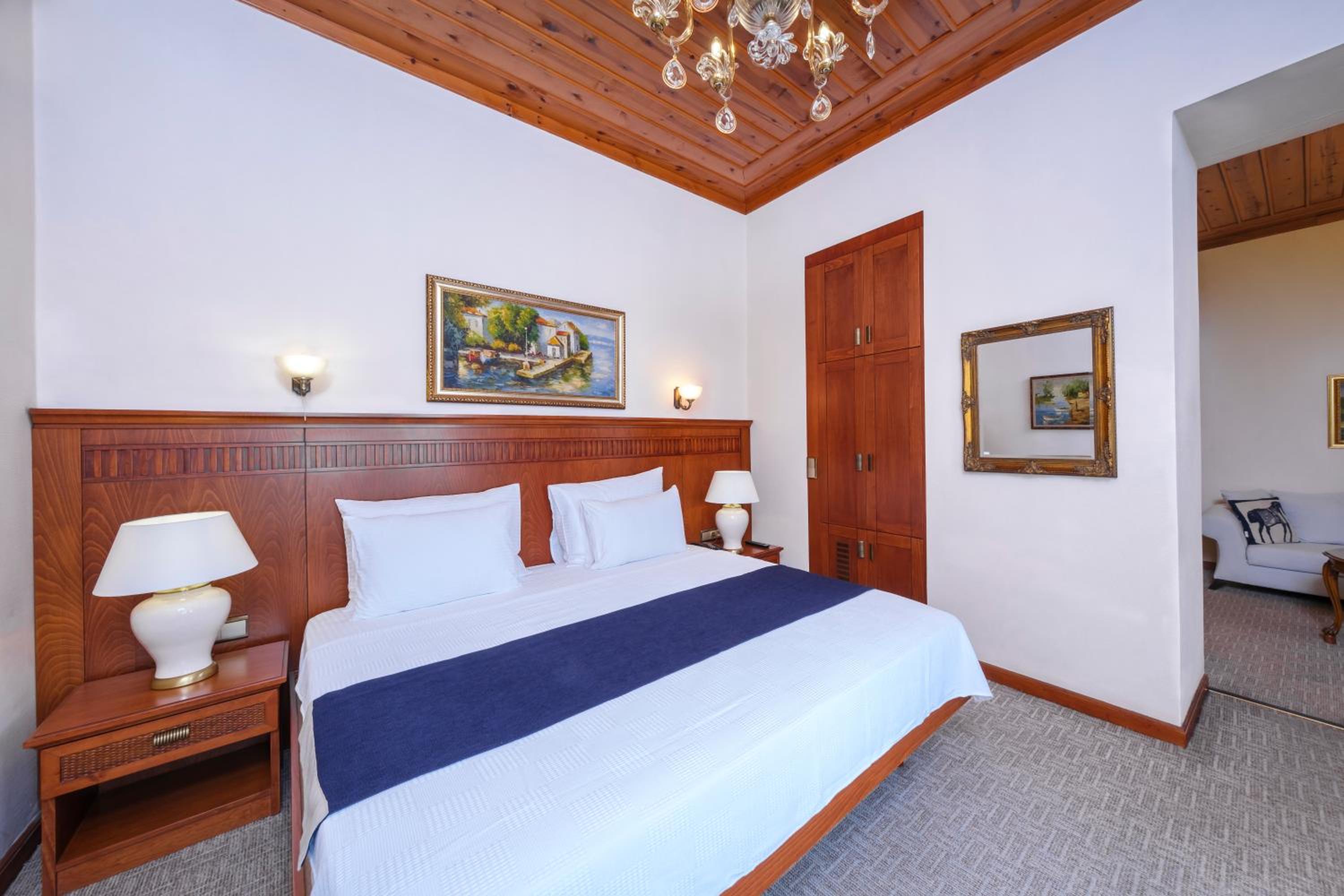 Suite with Balcony - Photo 8