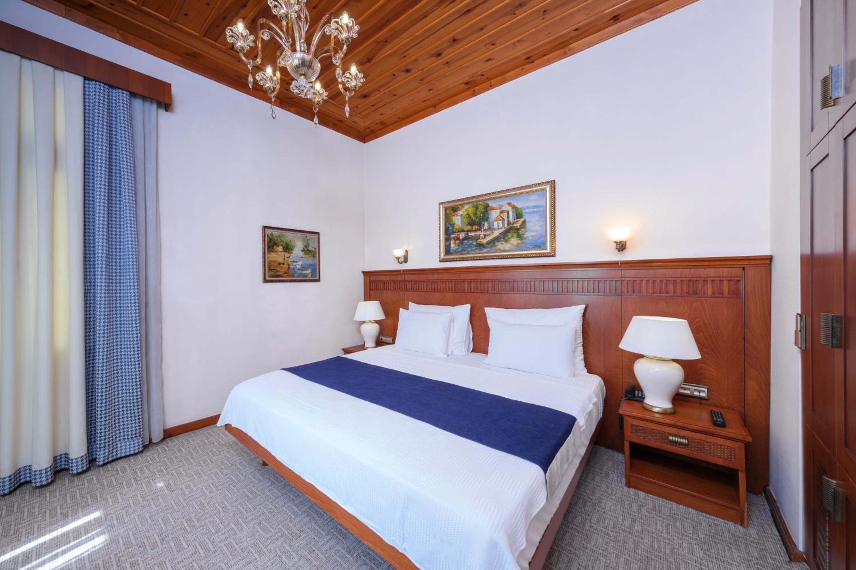 Suite with Balcony - Photo 9