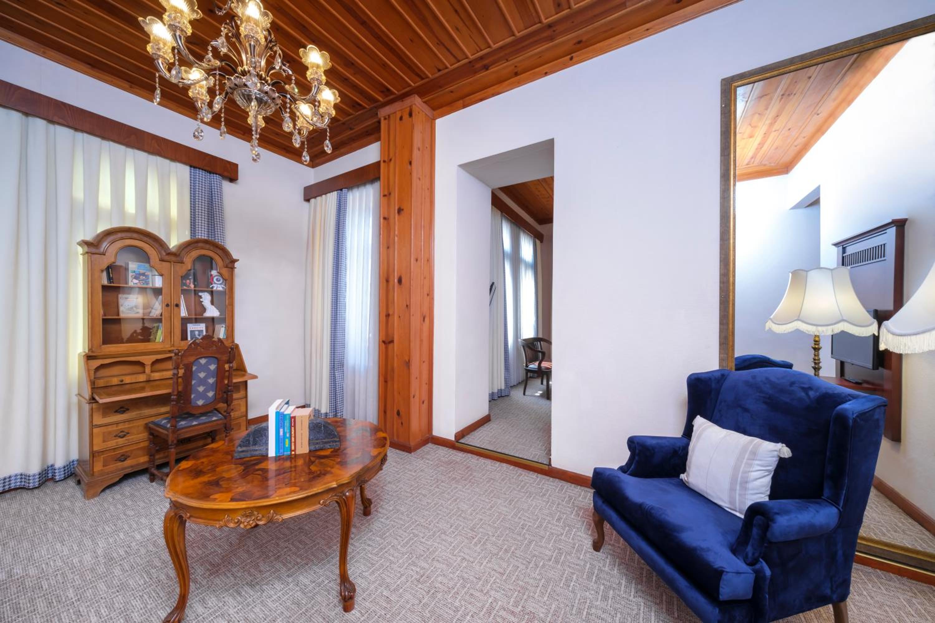 Suite with Balcony - Photo 5