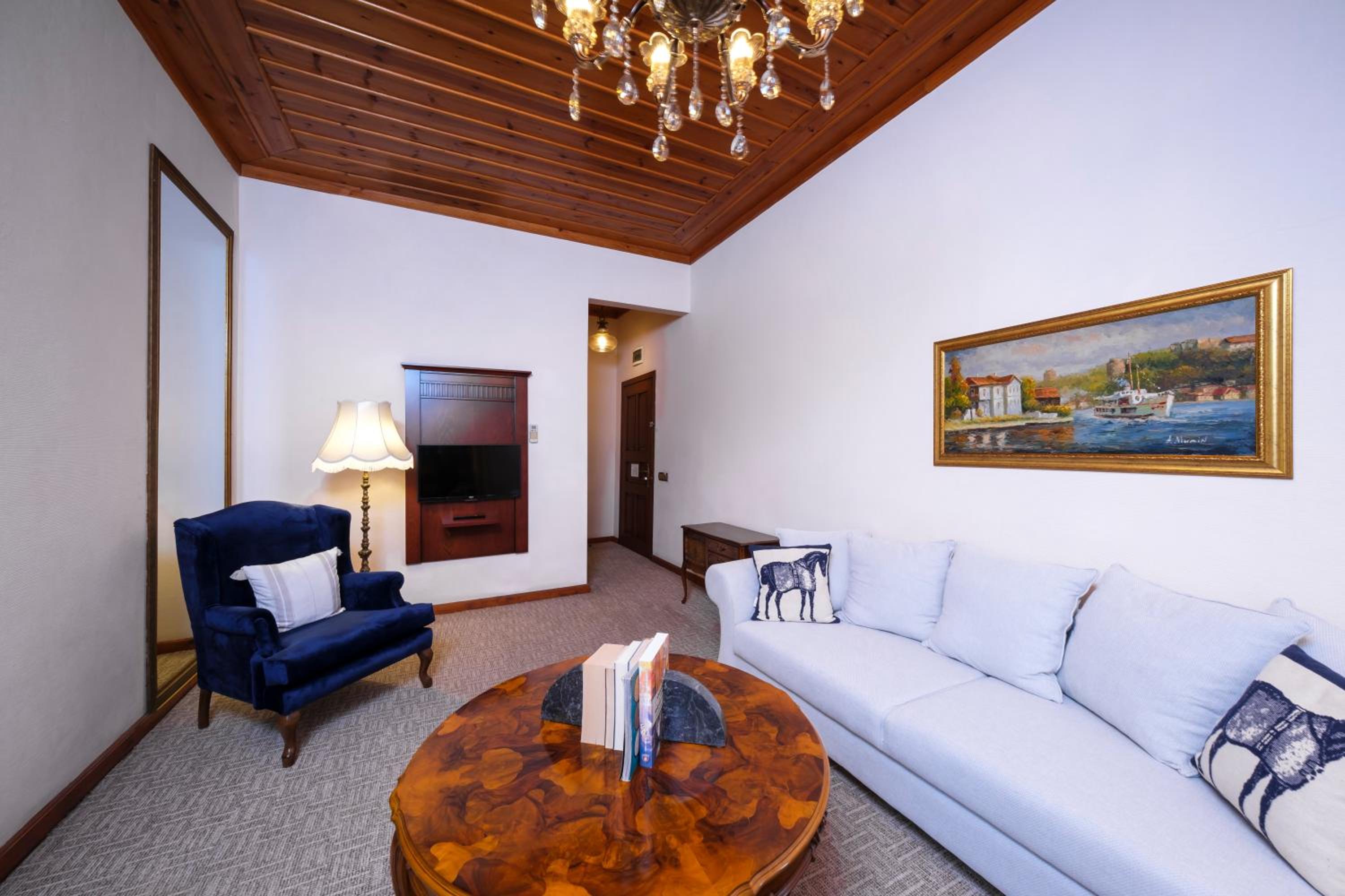Suite with Balcony - Photo 6