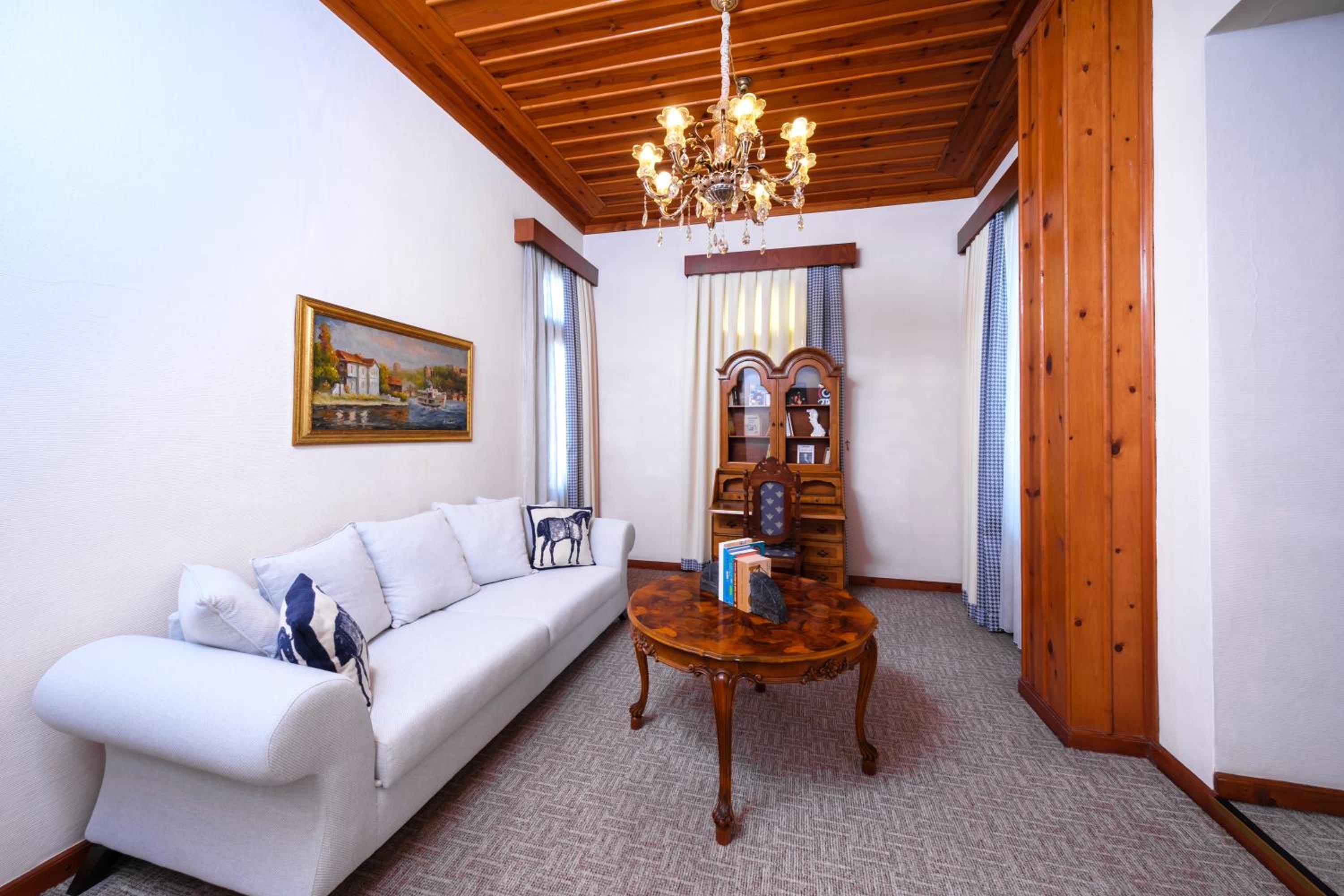 Suite with Balcony - Photo 4