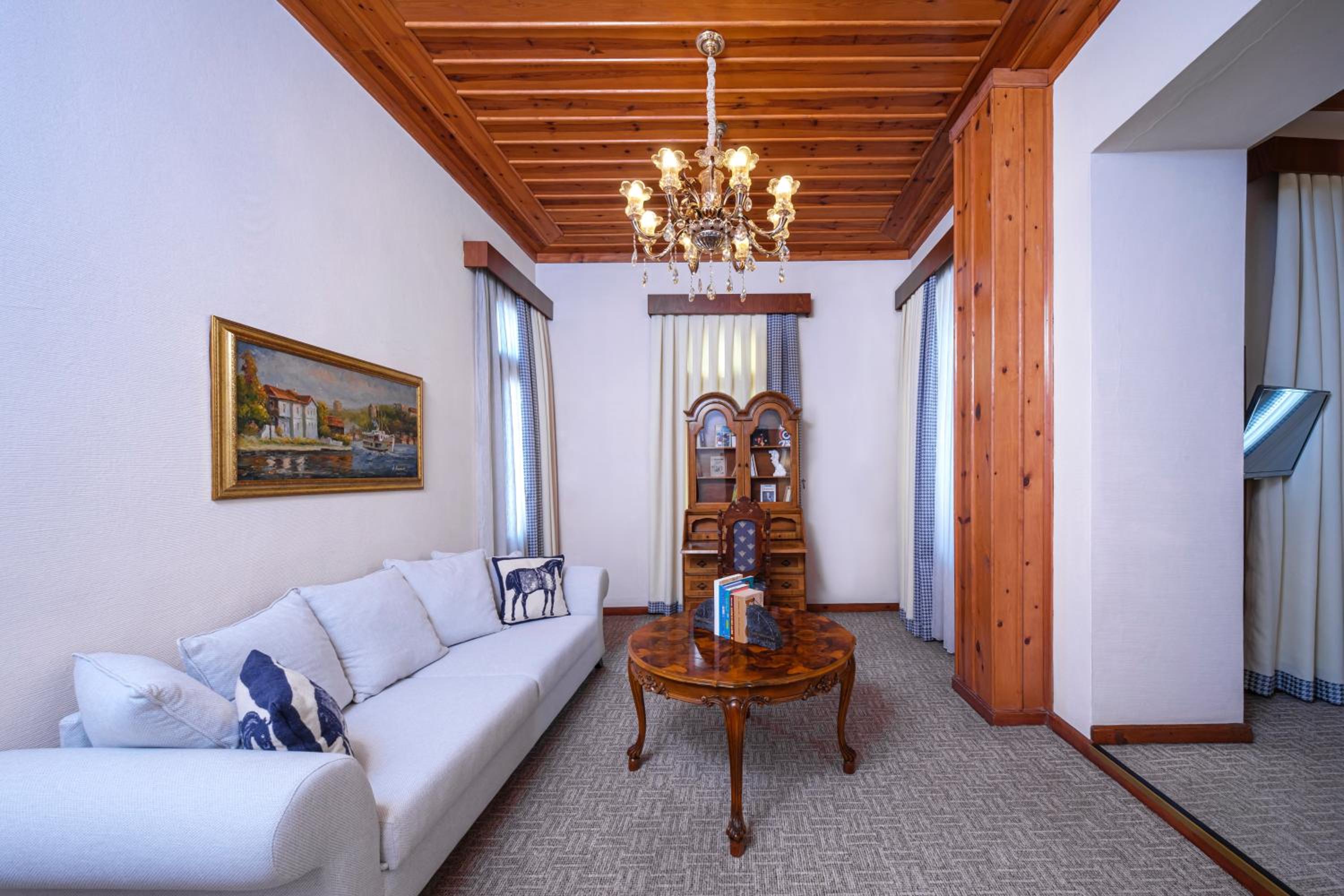 Suite with Balcony - Photo 11