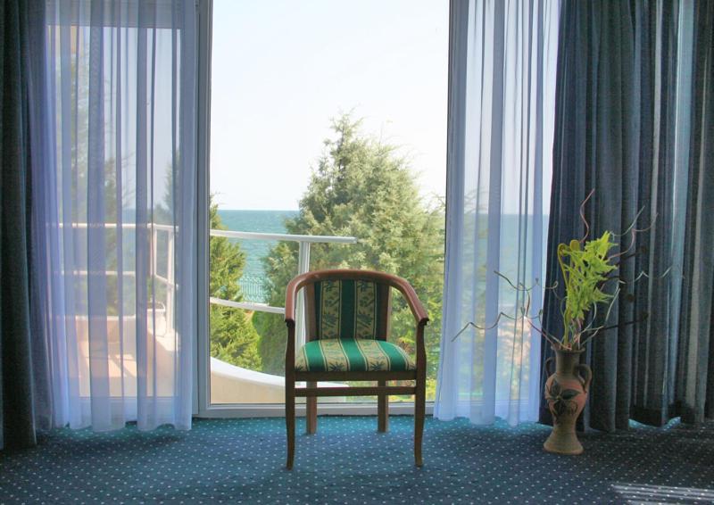 Junior Suite with Balcony and Sea View - Photo 4