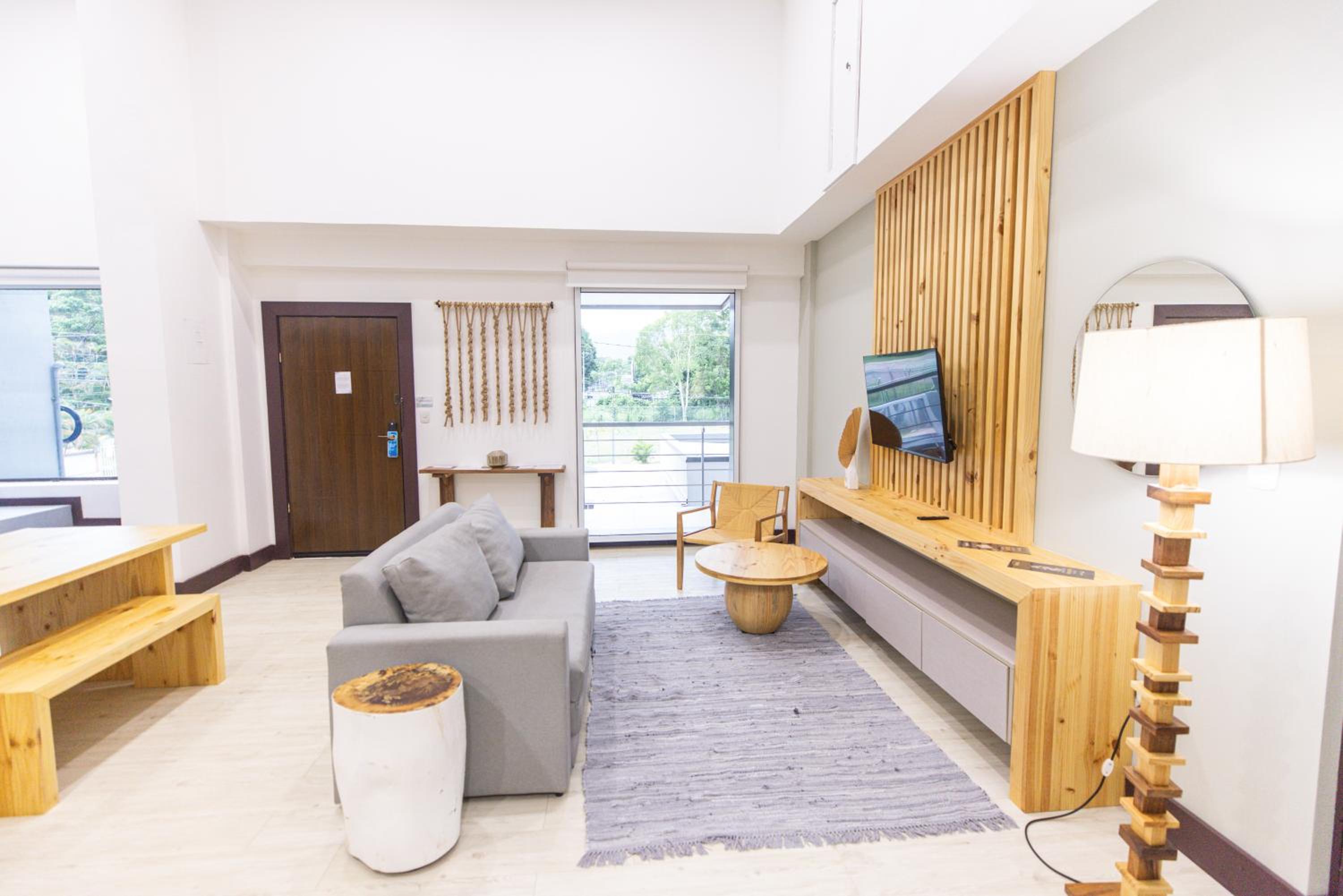 Studio - Split Level - Photo 2