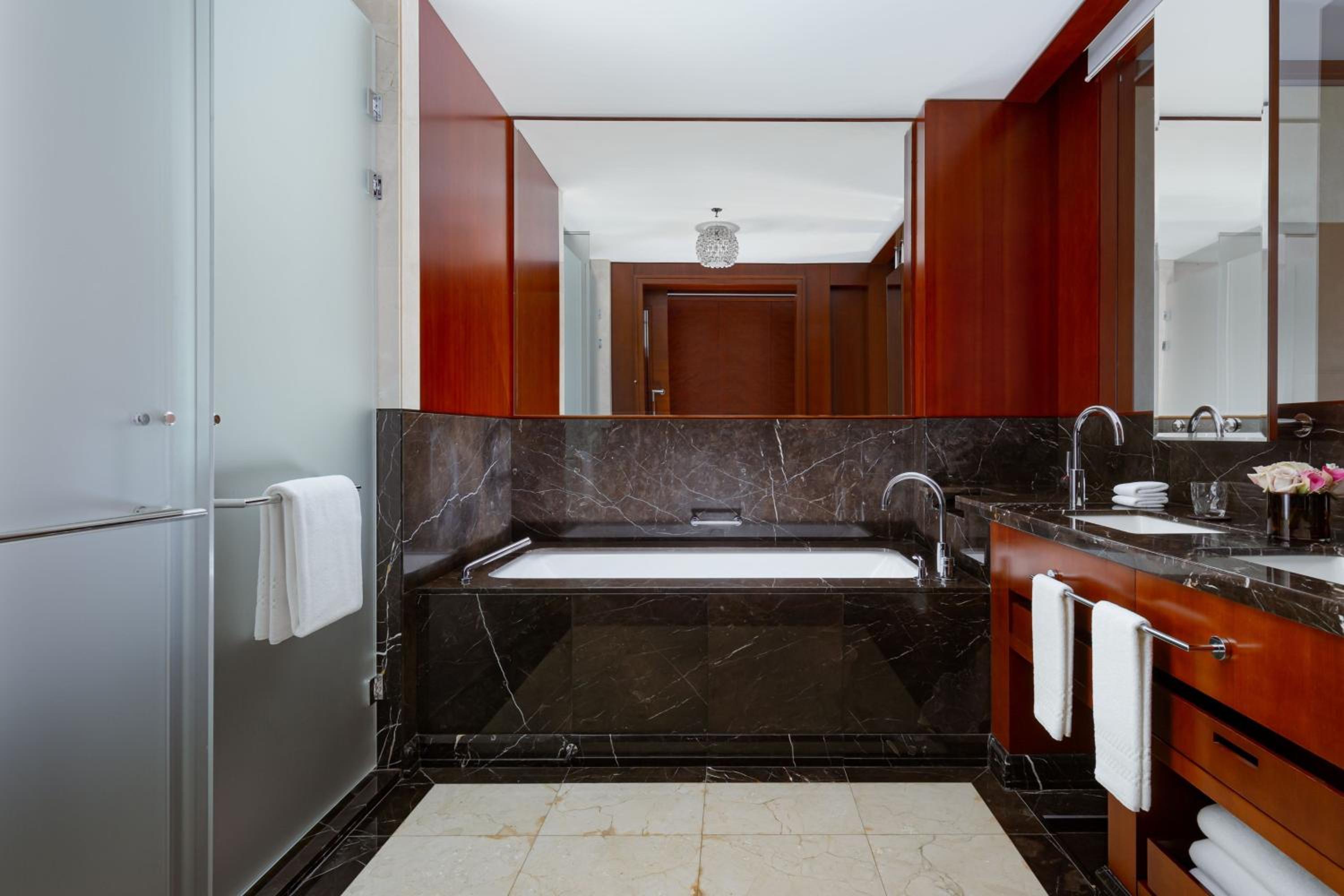 Deluxe Mountain View, Guest room, 1 King, Mountain view photo 3