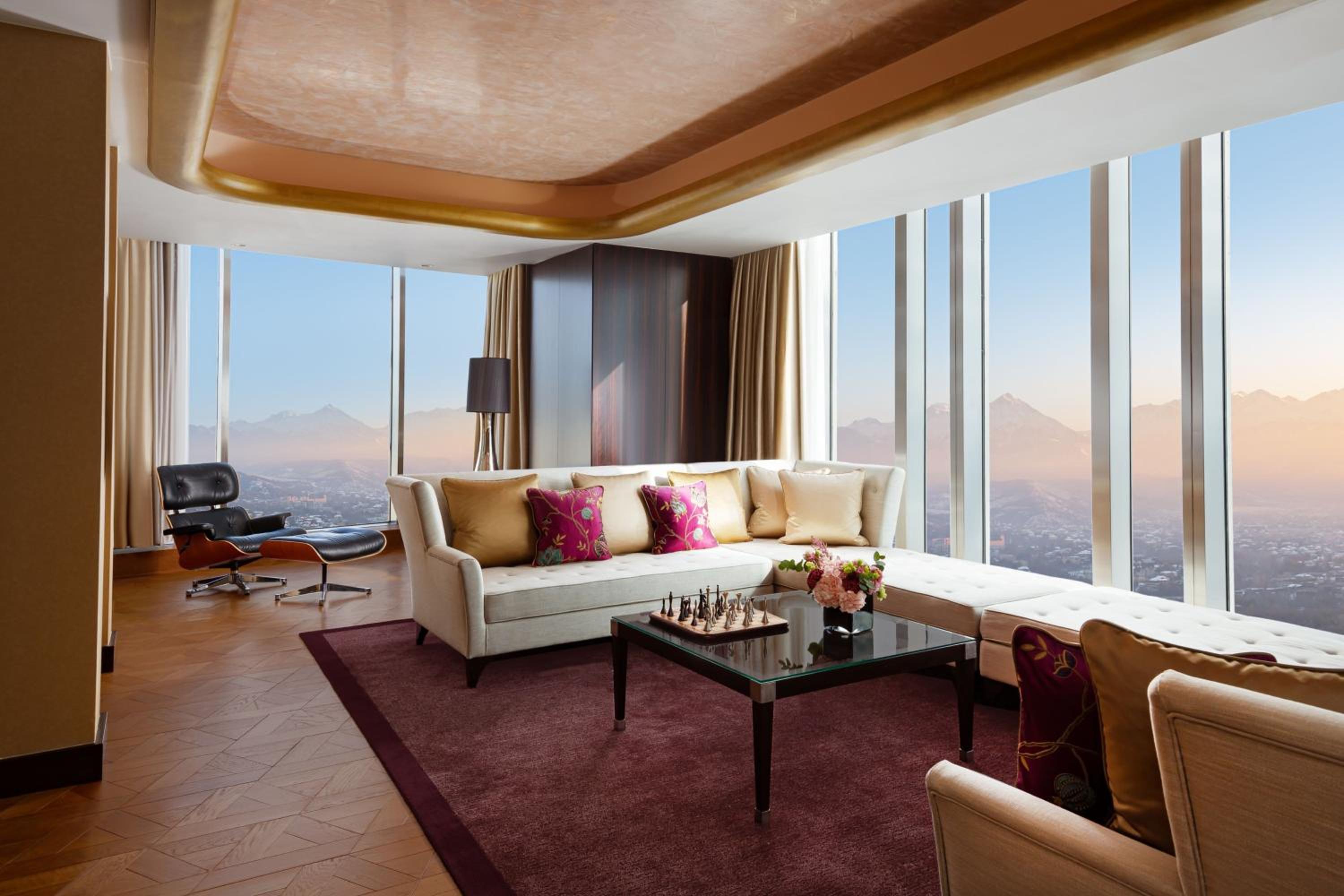 One-Bedroom Larger Suite with One King Bed photo 3