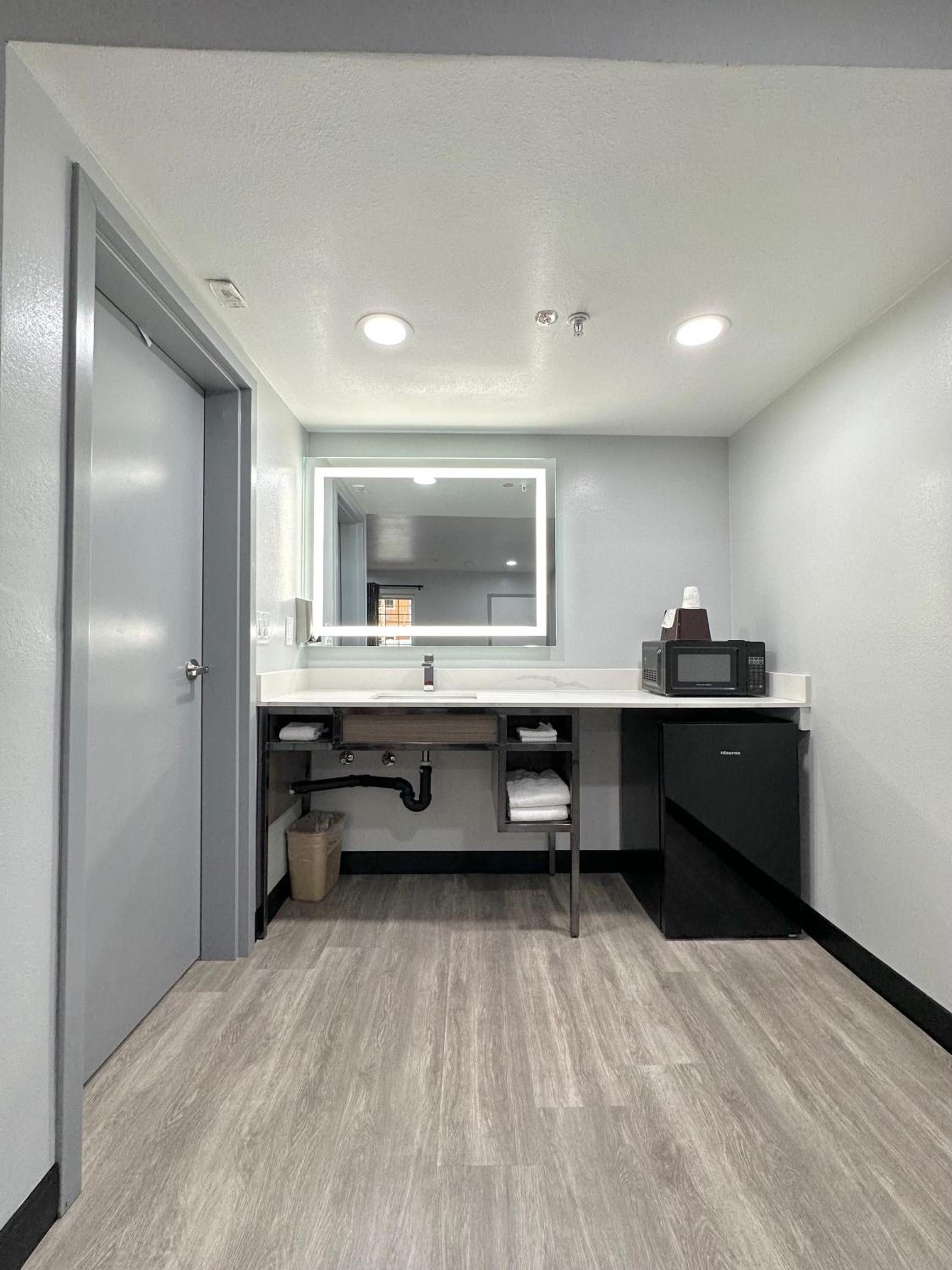 King Room - Non-Smoking - Photo 2