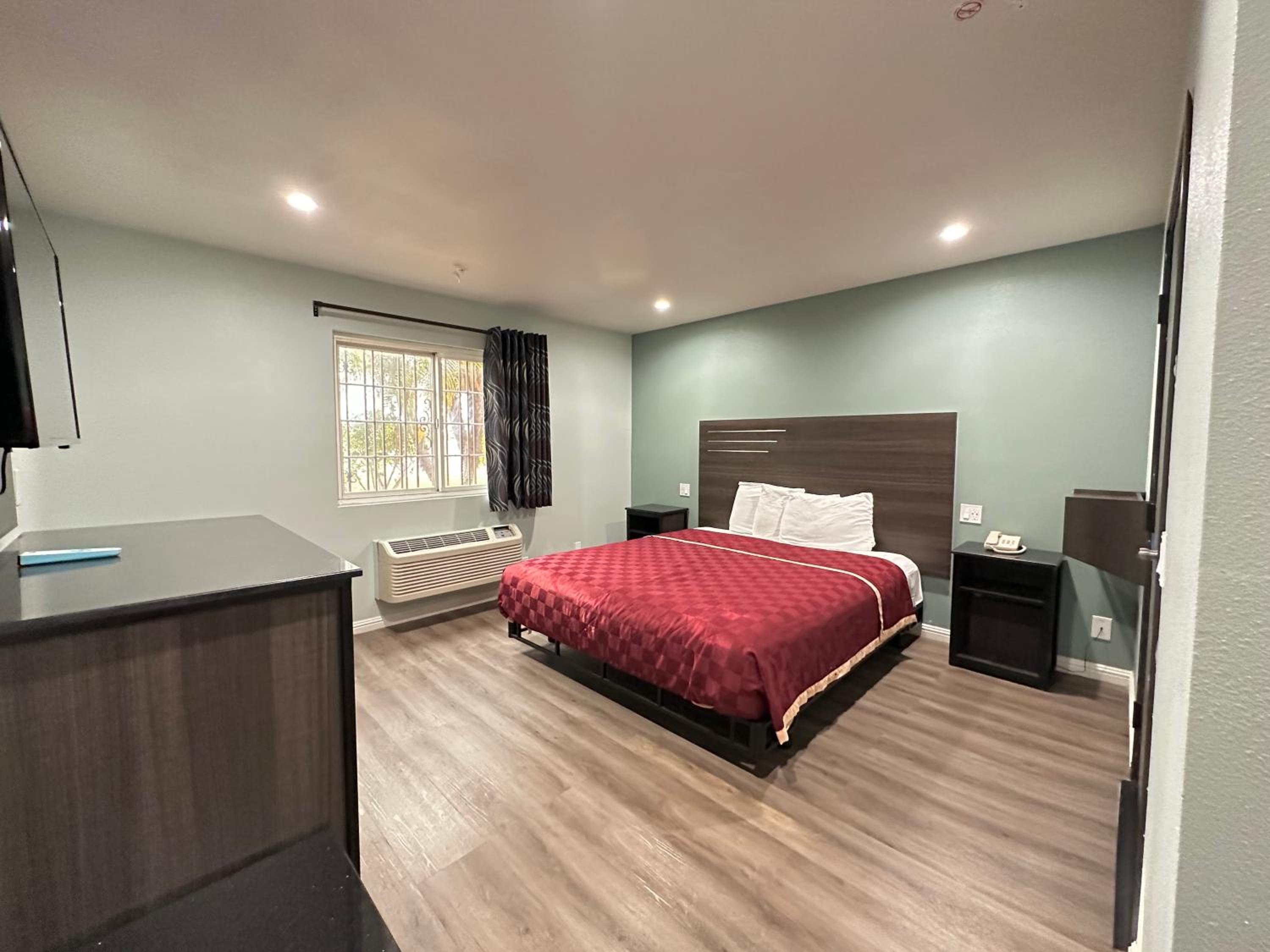 King Room with Bath Tub - Mobility/Hearing Accessible - Non-Smoking photo 1