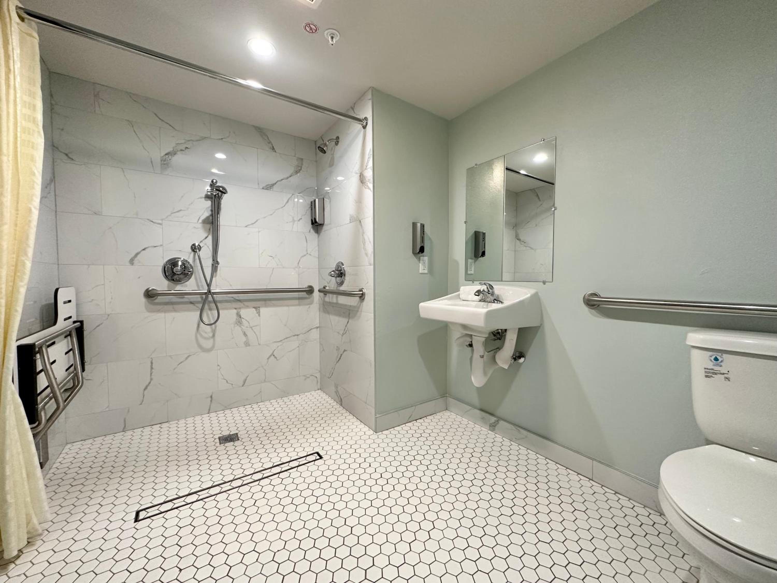 King Room with Bath Tub - Mobility/Hearing Accessible - Non-Smoking photo 2