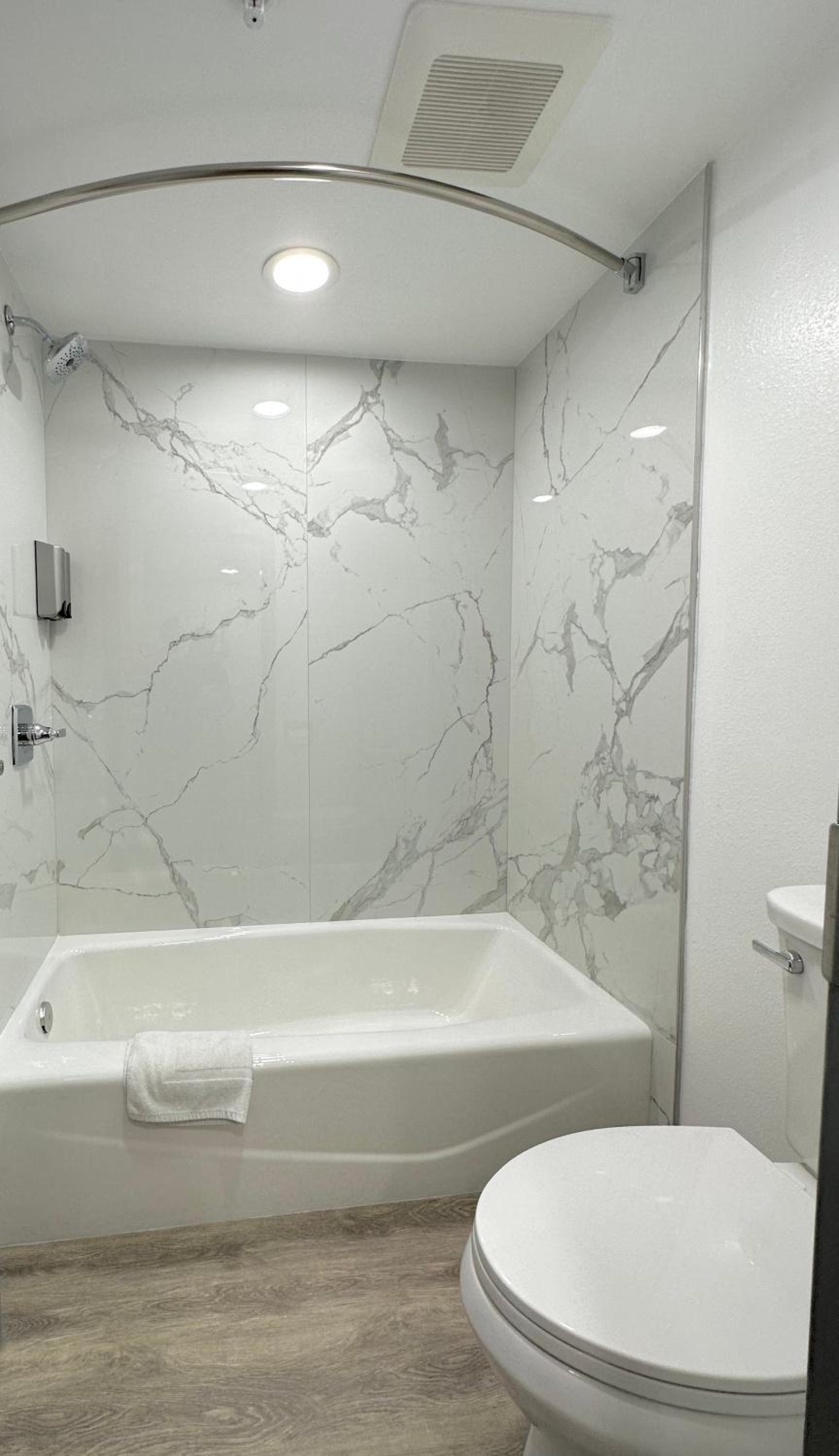 King Room - Non-Smoking - Photo 5