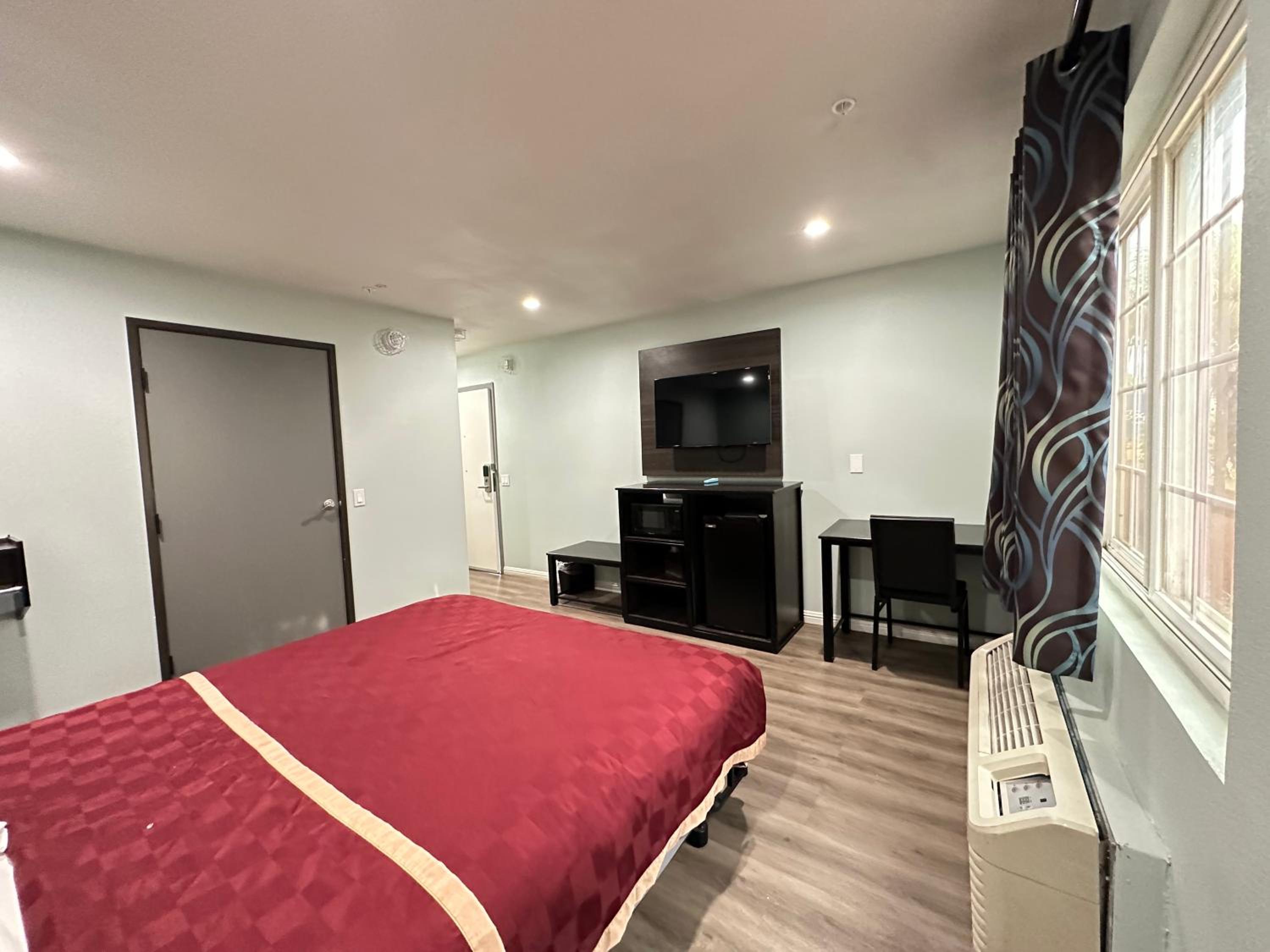 King Room with Bath Tub - Mobility/Hearing Accessible - Non-Smoking photo 3