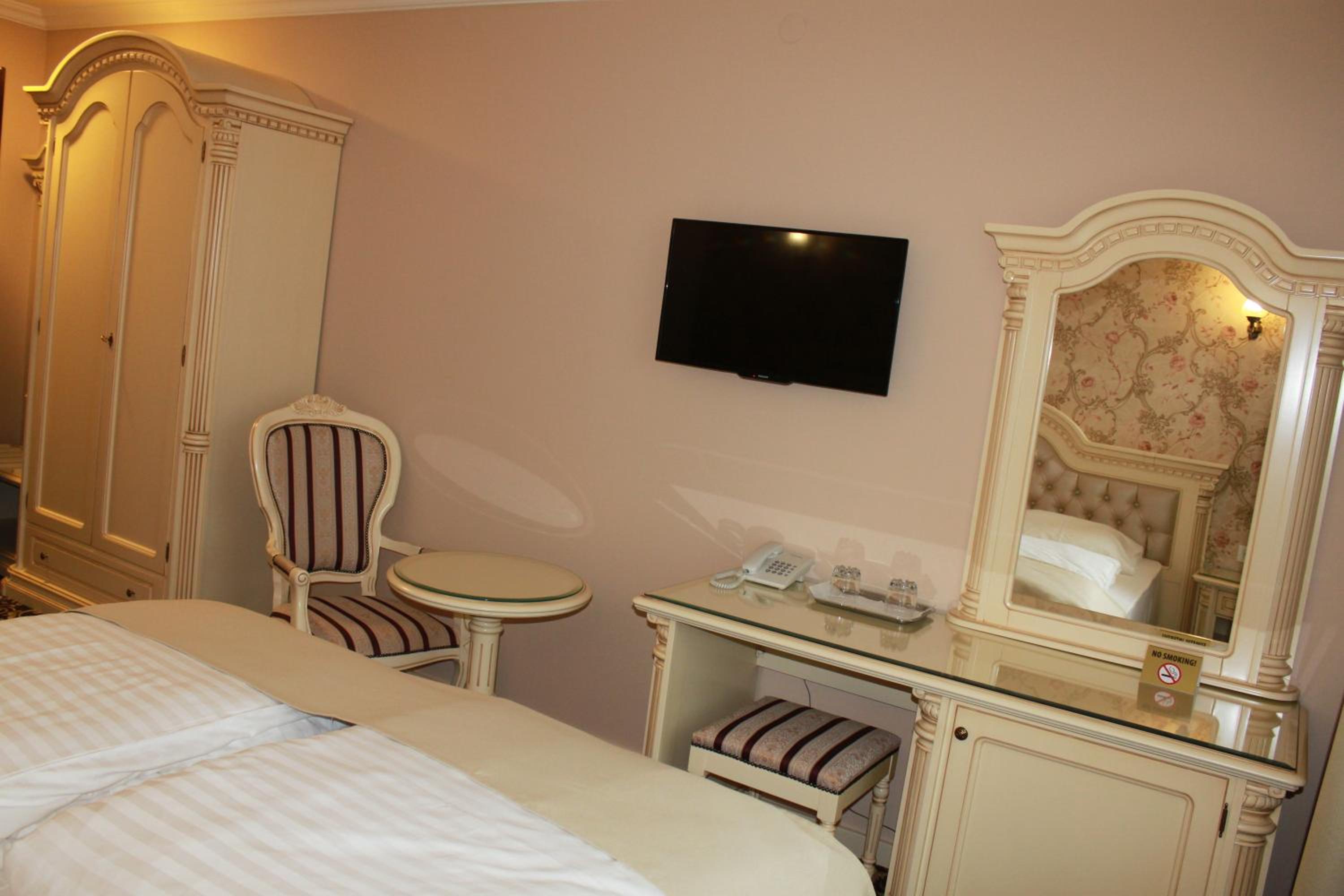 Deluxe Double or Twin Room - Photo 3