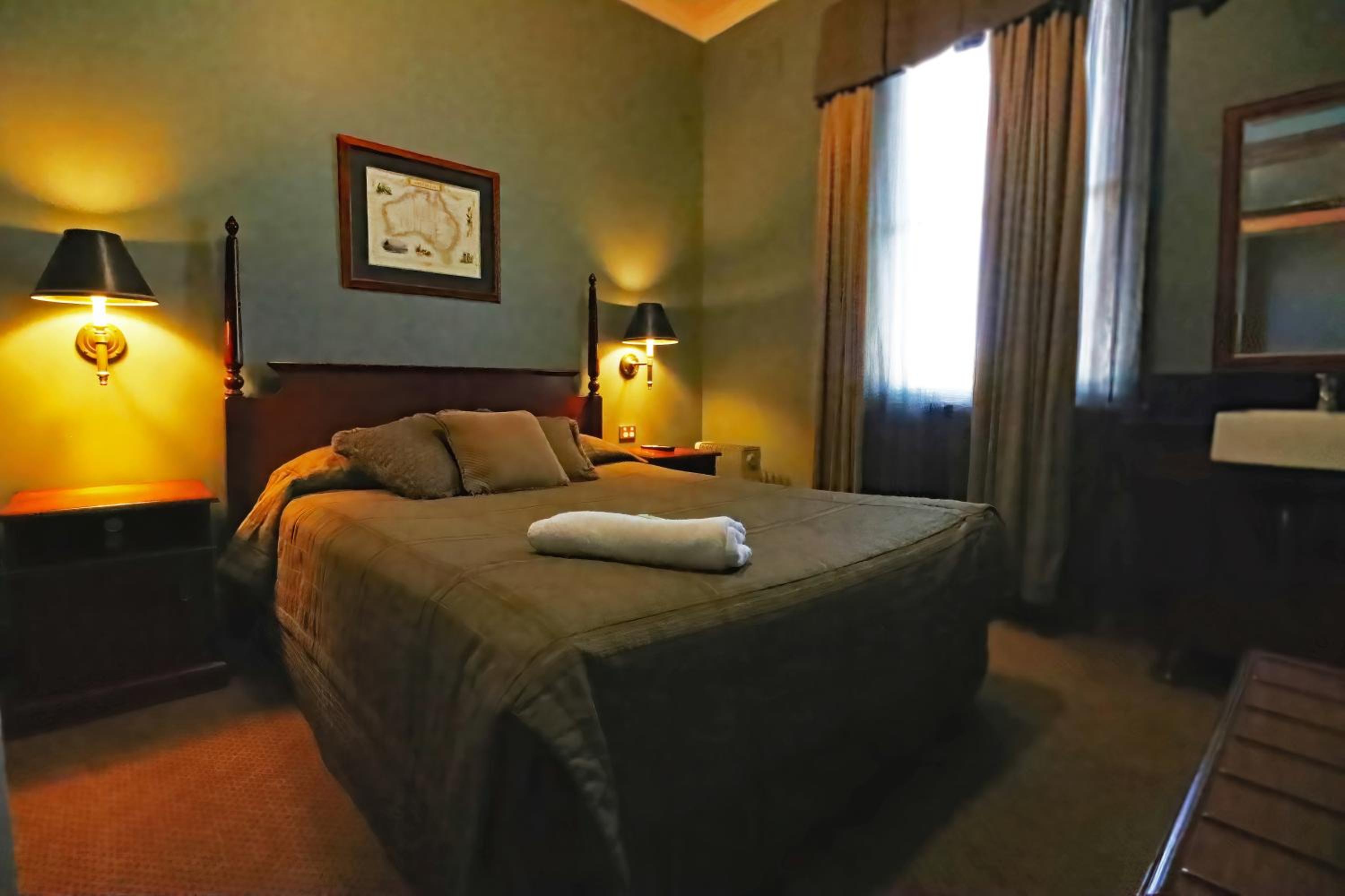 Queen Room photo 2