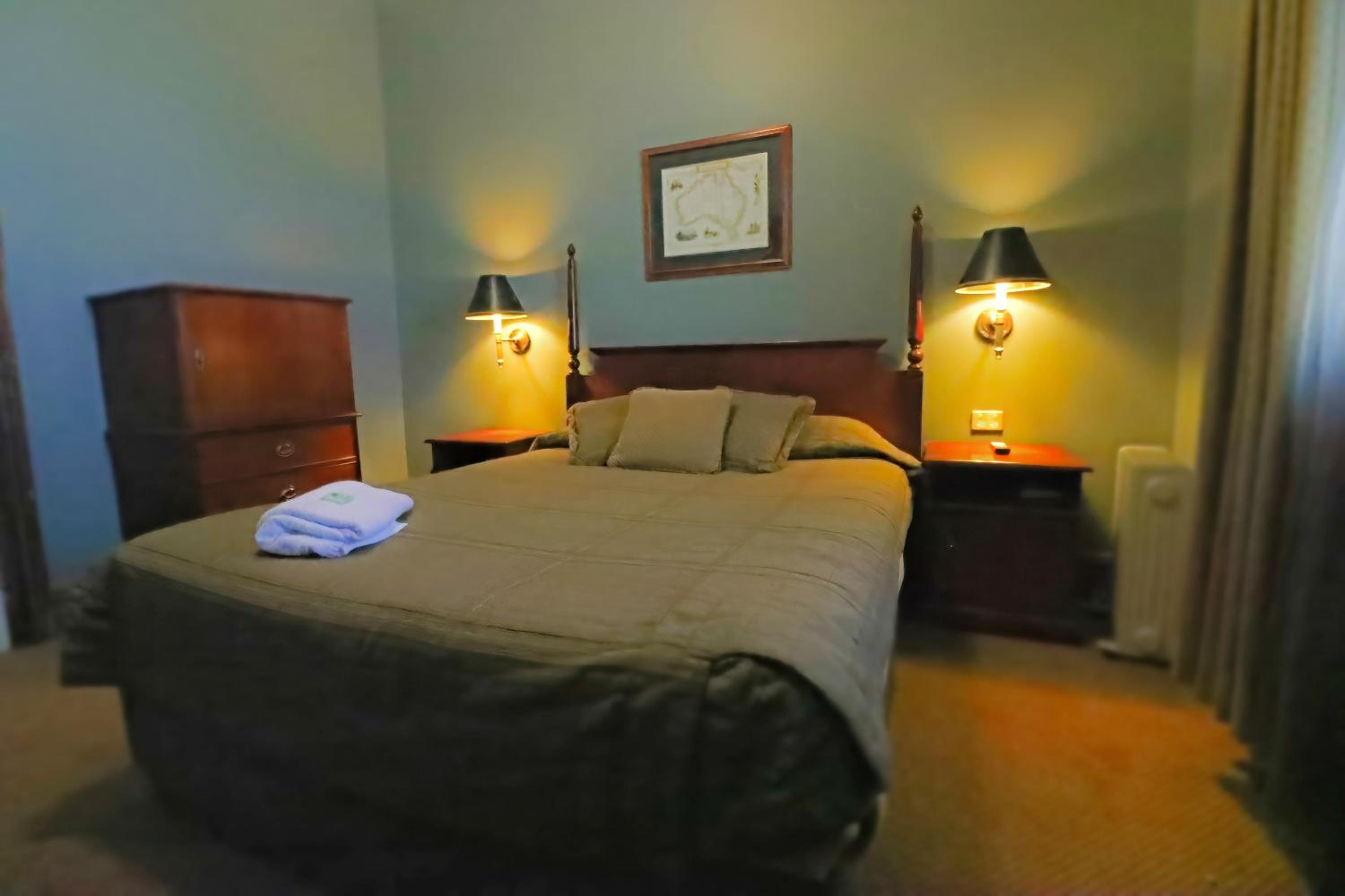 Queen Room photo 1