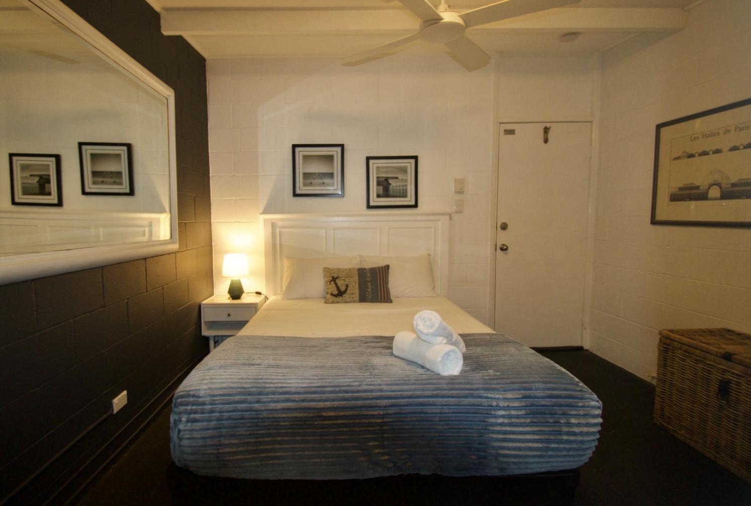 Deluxe Studio with Shared Bathroom - Men Only